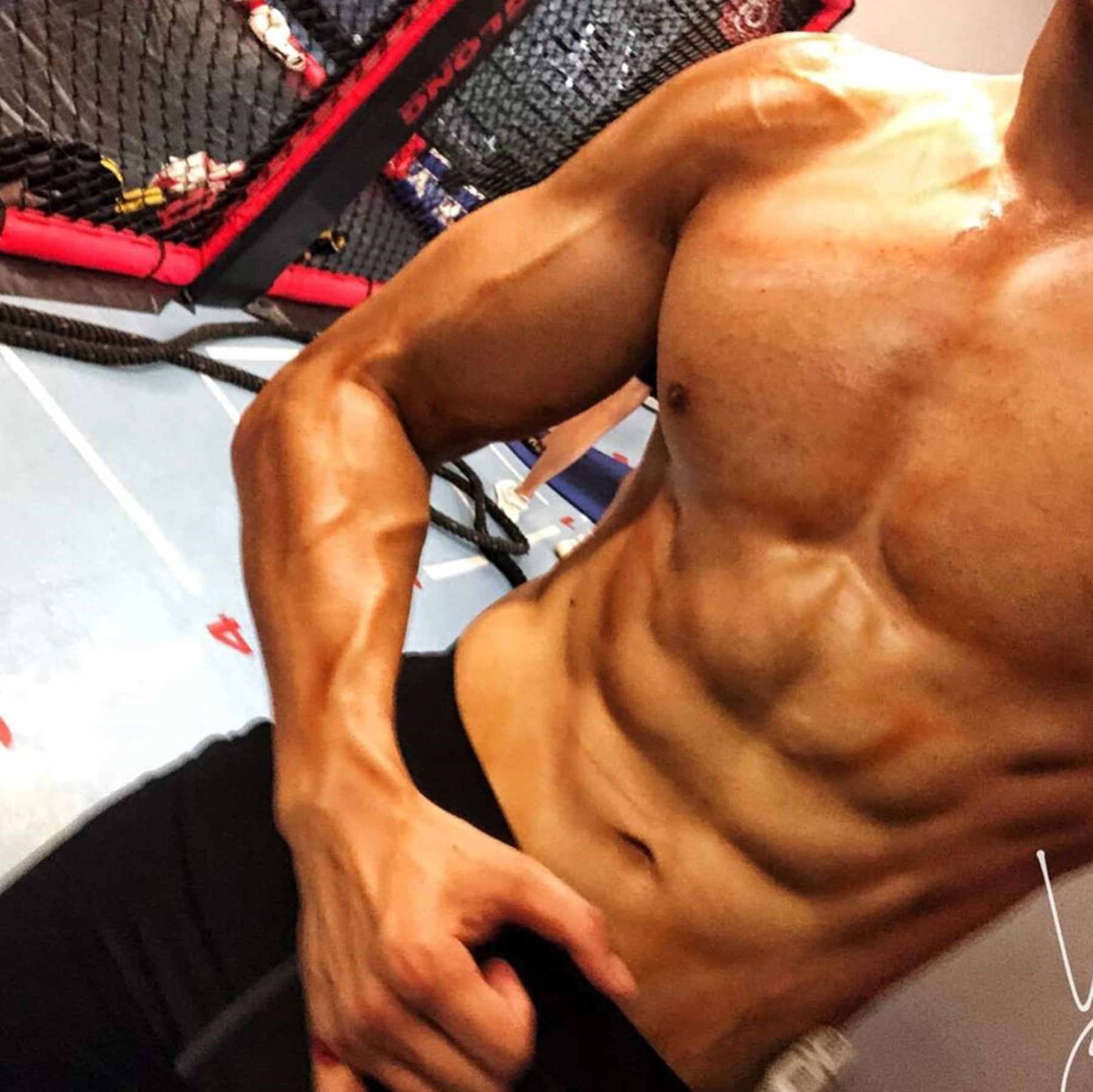 撸铁后汗流浃背的快乐，今天在Gym里把肌肉练到发亮