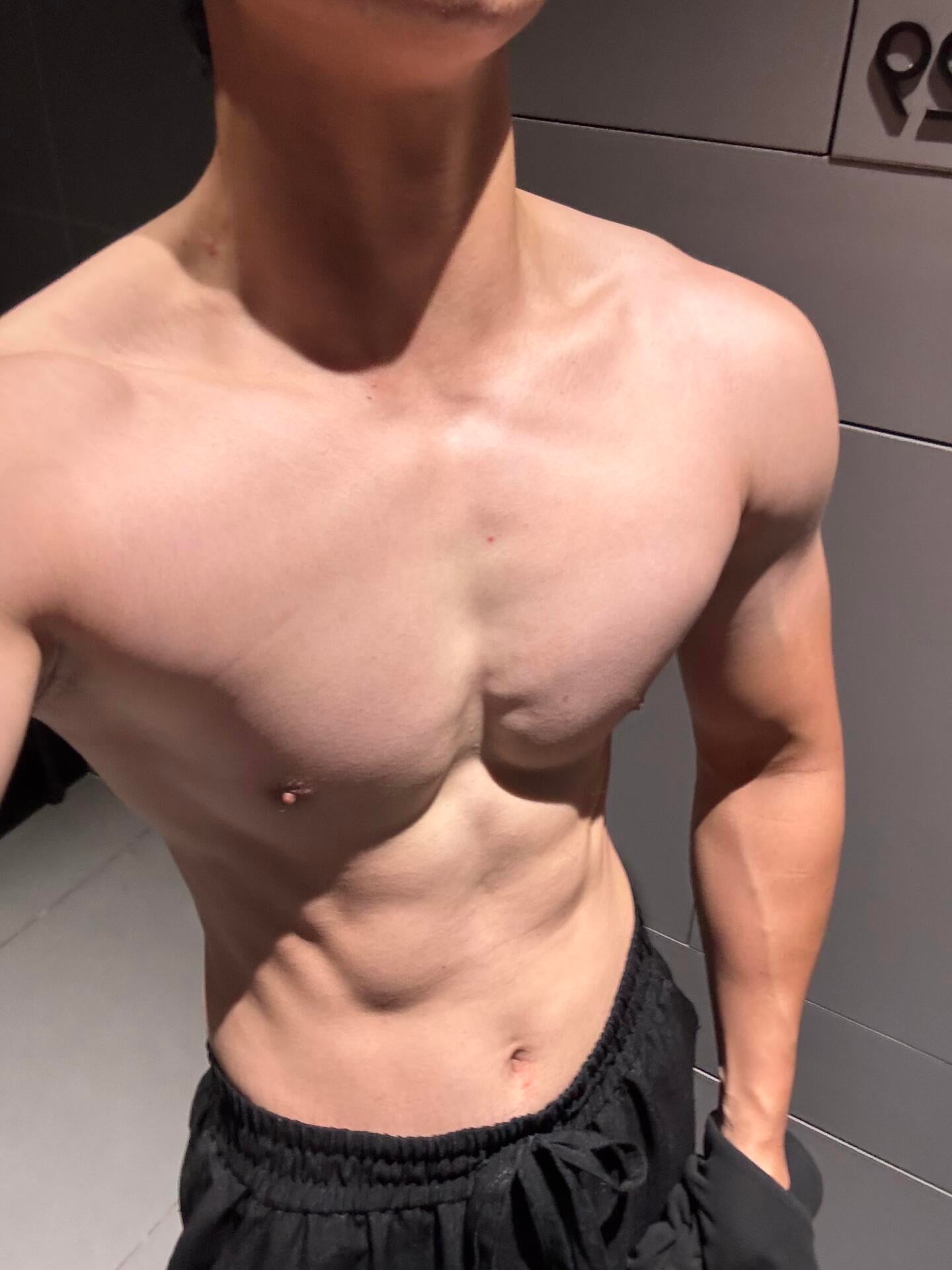 练完顺手拍了张照，这光太绝了…今晚去哪吃？