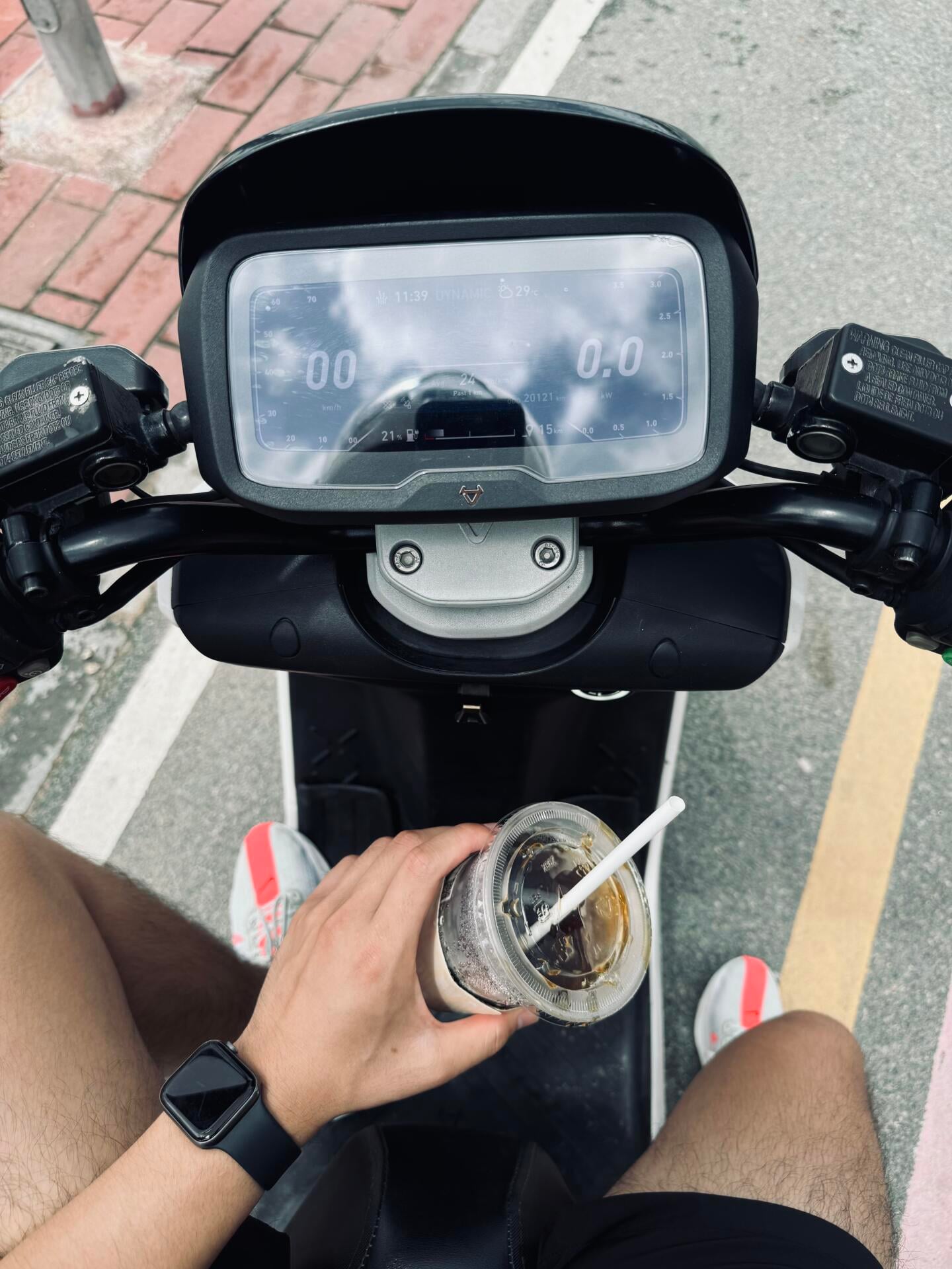 通勤电车停在红砖路边，手里的冰美式快见底了