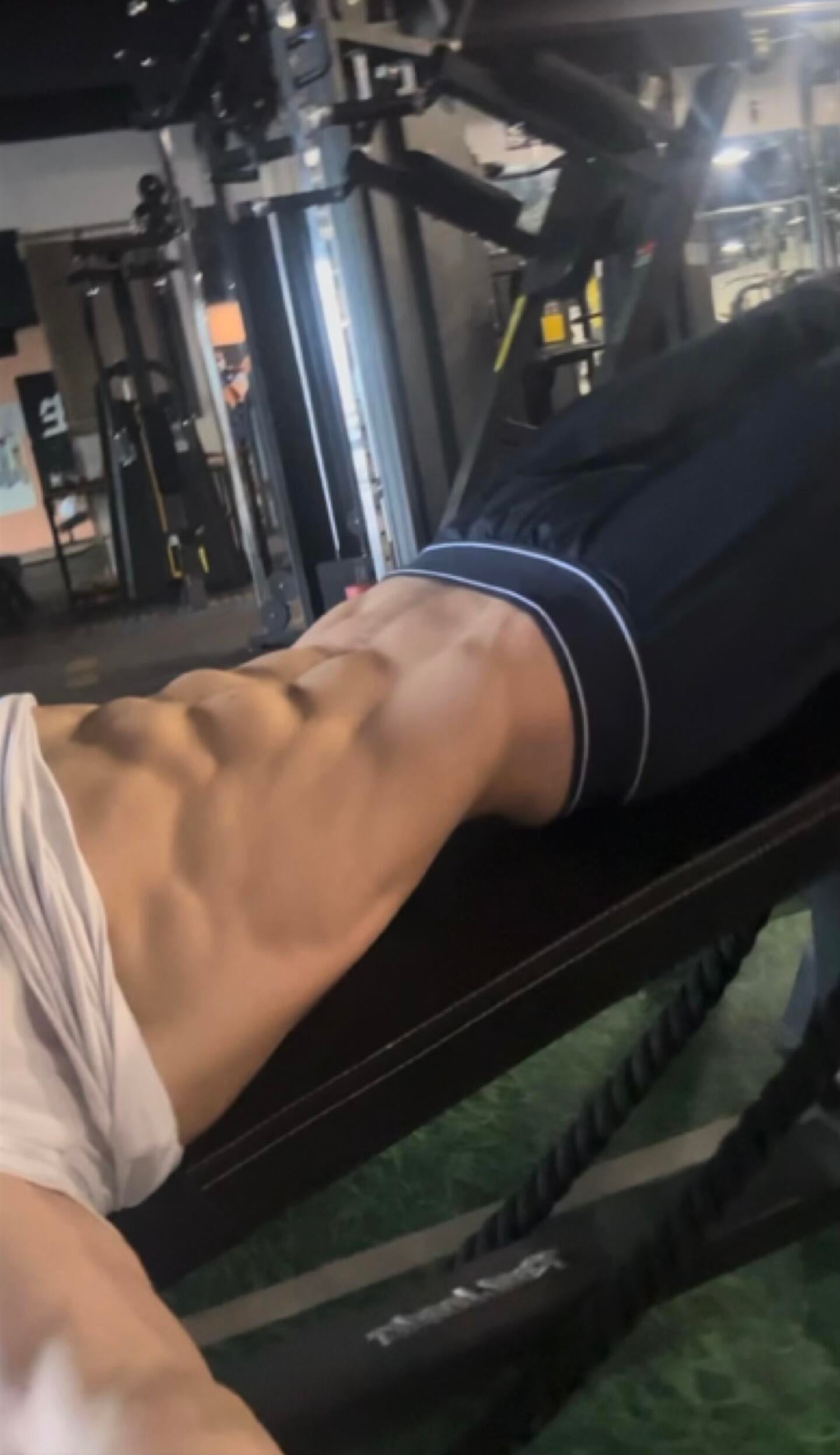 练到腹肌快跳出来…今天在健身房偷拍自己？不，是被朋友抓拍的