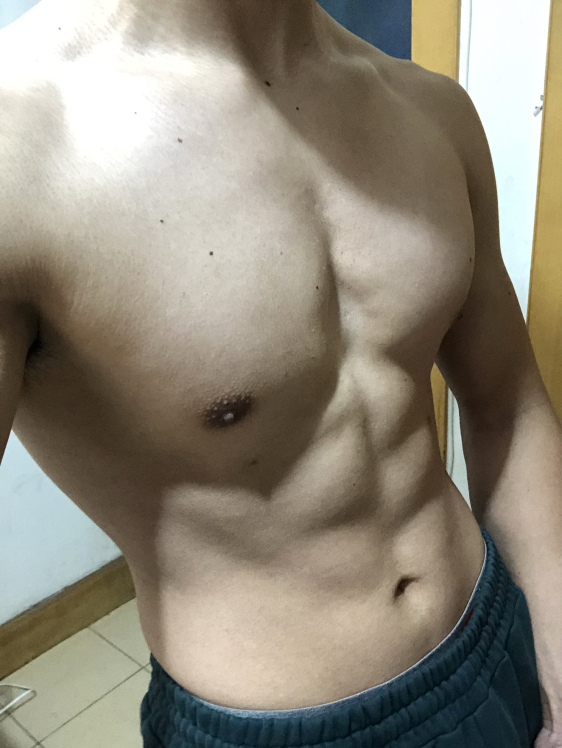 练到腹肌快被自己感动了…今天在公寓楼道里偷偷拍的