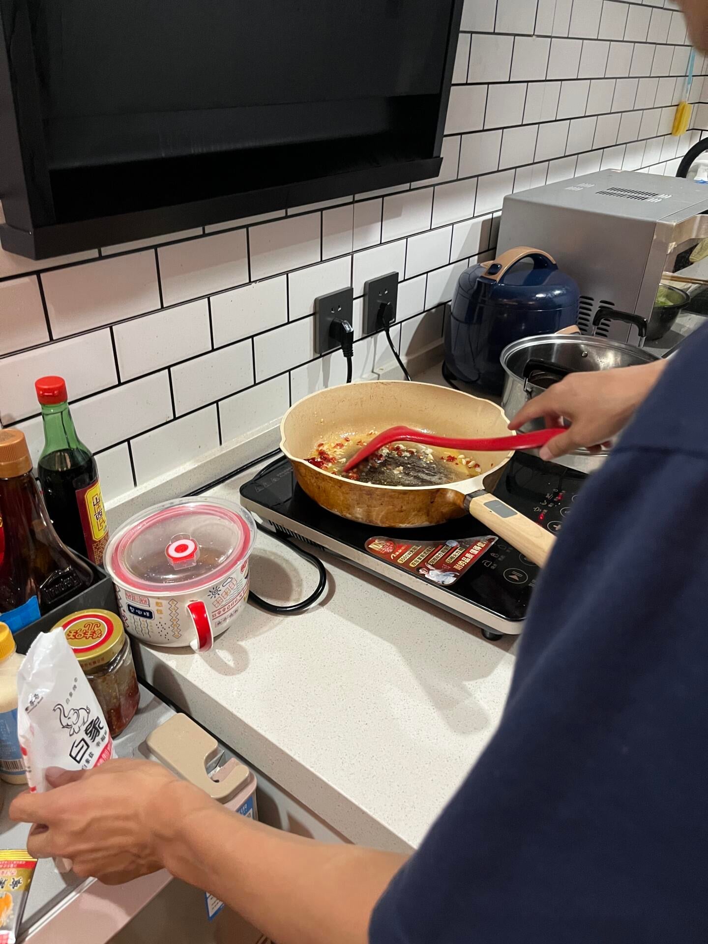 今天在厨房搞个‘中式夜宵’——锅里红油一冒，灵魂就回来了