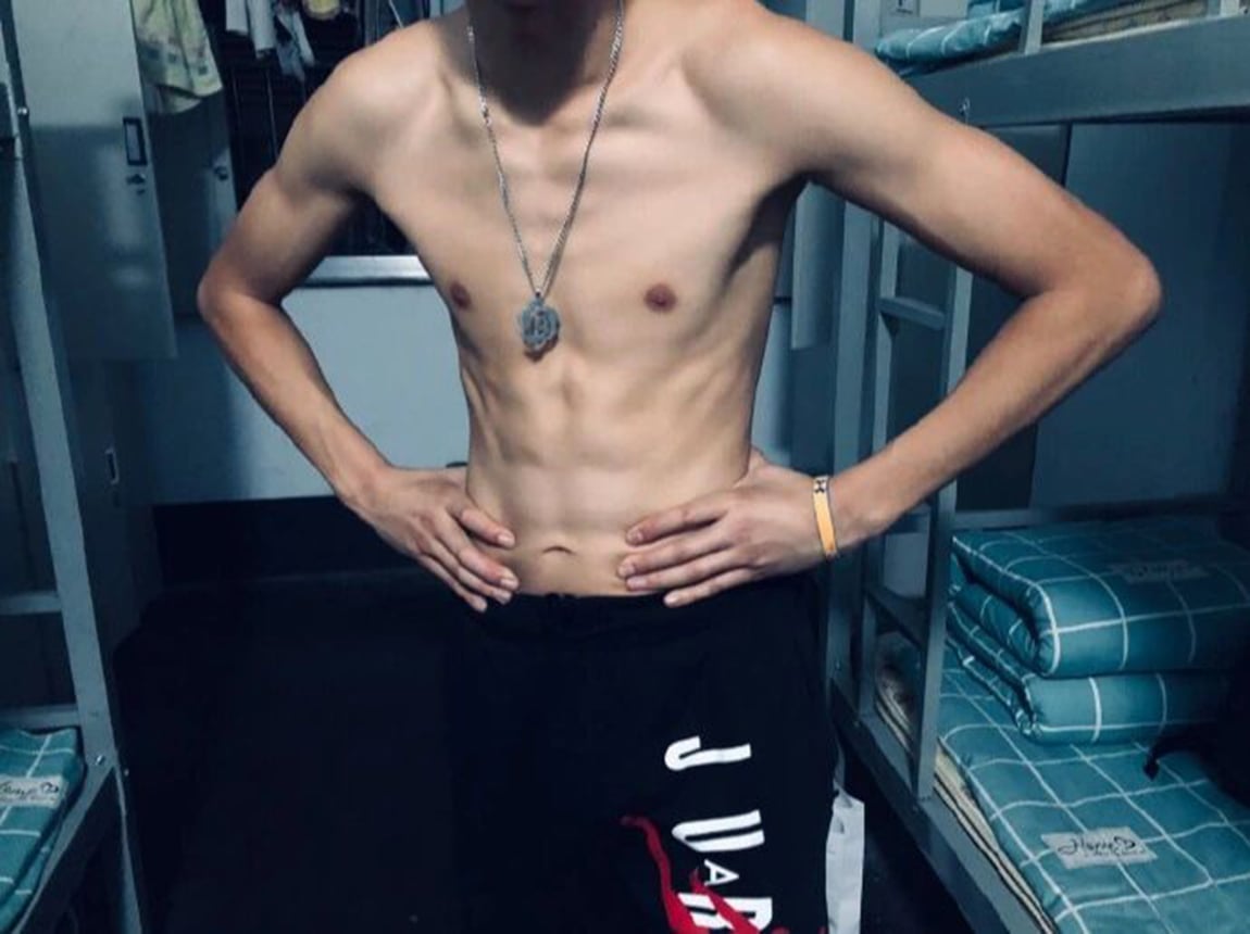 宿舍夜拍｜练到手抖的第12天，腰线终于没被睡衣压没了