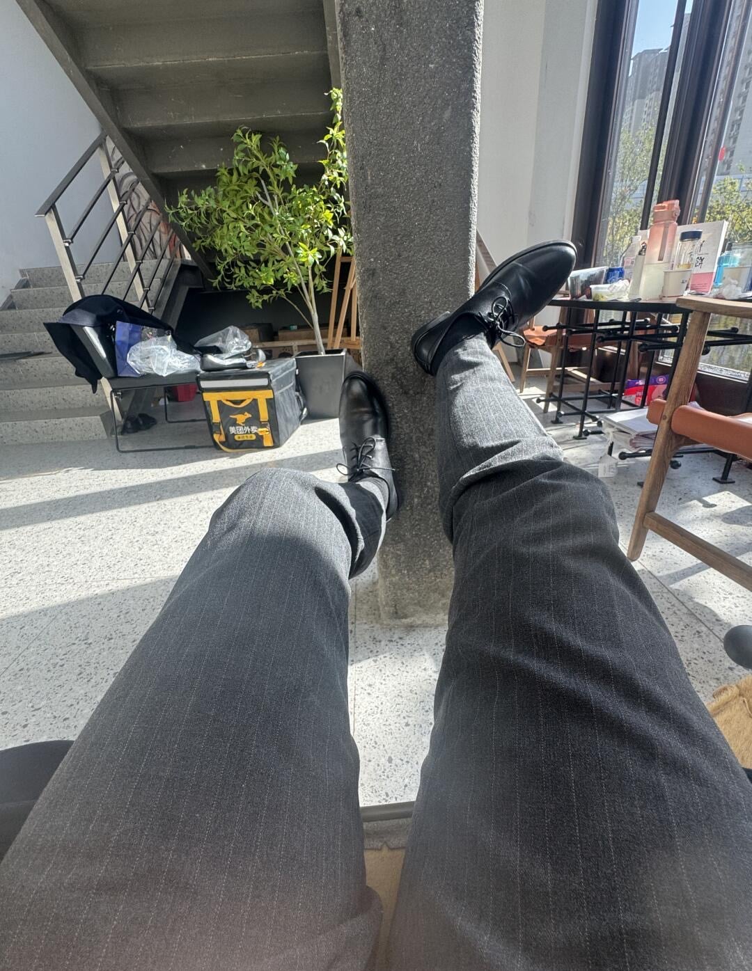 今天在咖啡馆的柱子上，把脚搭成了‘人形晾衣架’
