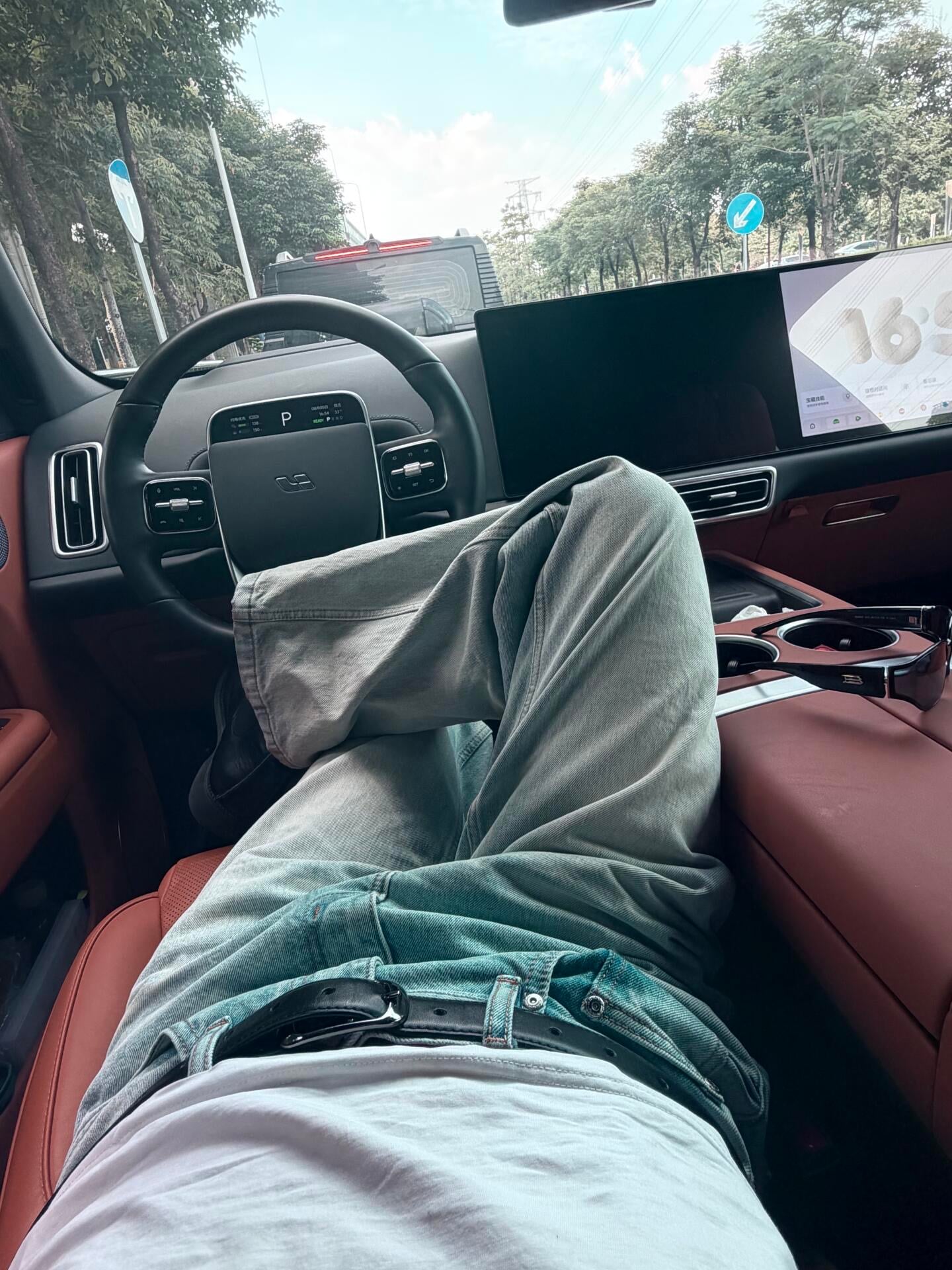 通勤摸鱼新高度：方向盘当靠背，副驾变沙发