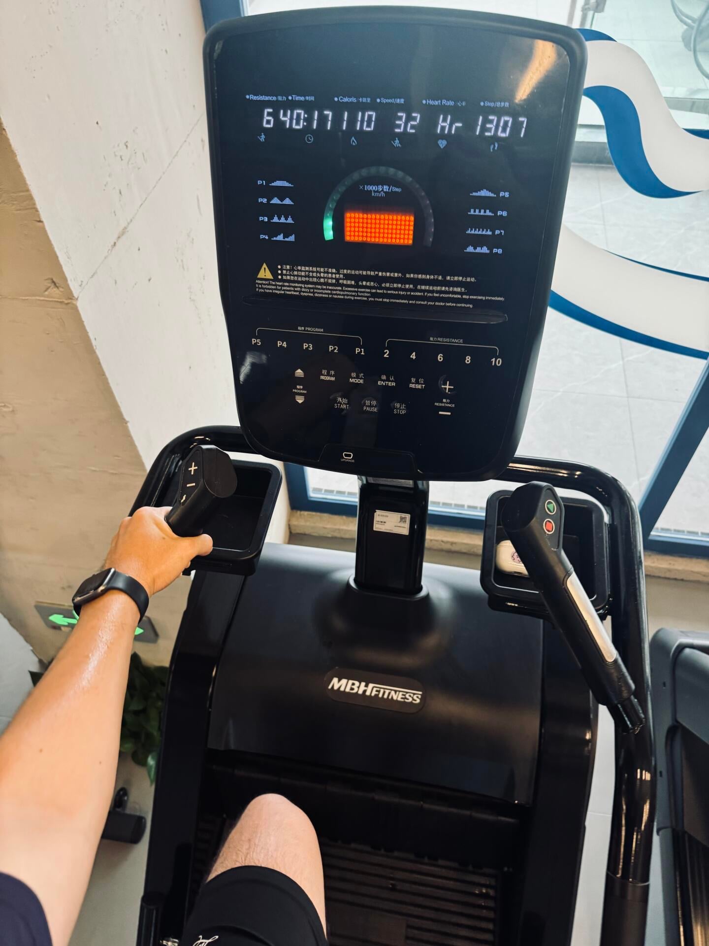 健身打卡｜今天在MBH Fitness练到手心冒汗，这台器械的橙色进度条亮得像火锅底料🔥