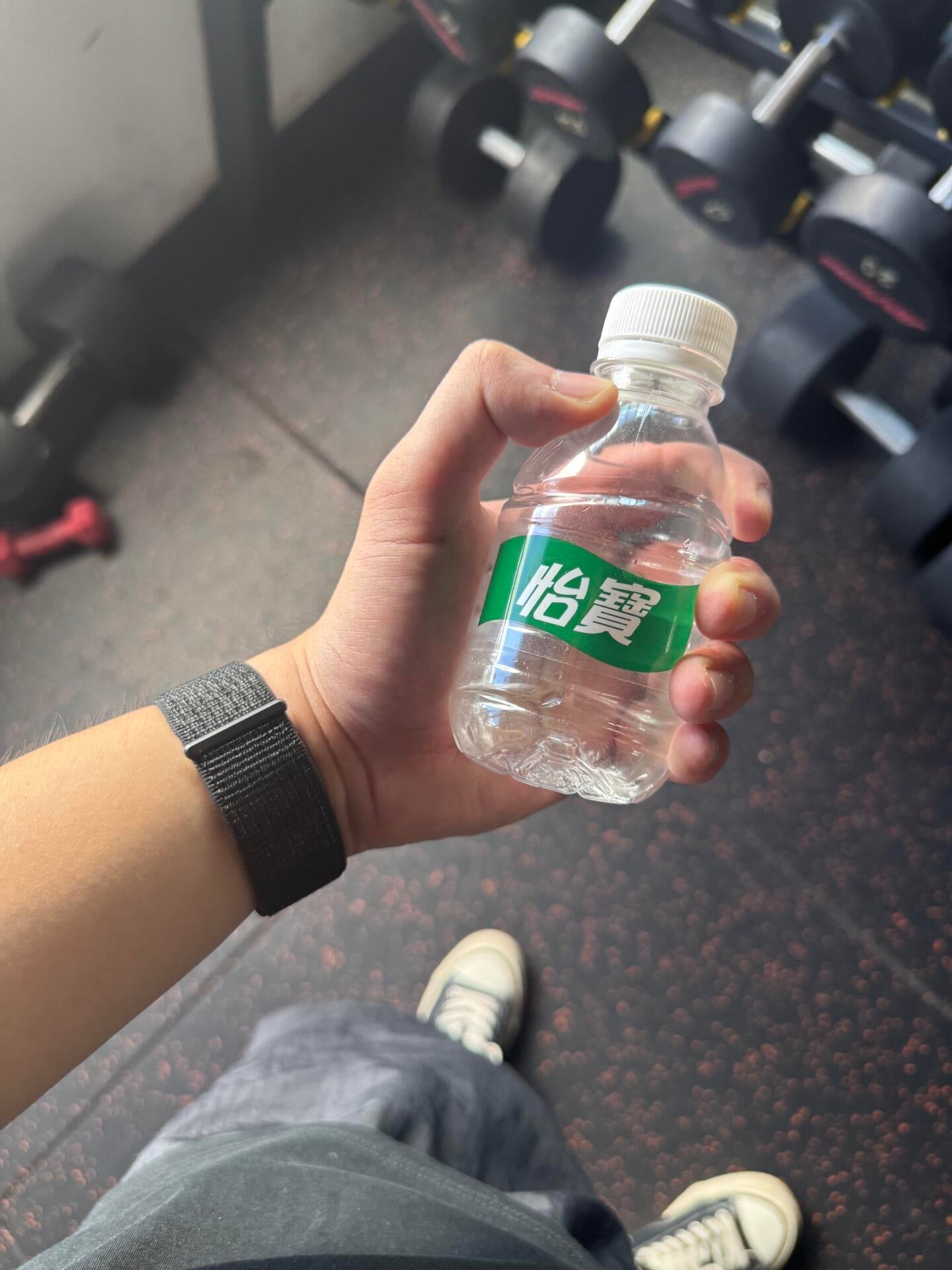 健身房偷喝一口怡宝，结果发现这瓶水在本地超市卖3.5欧…笑死