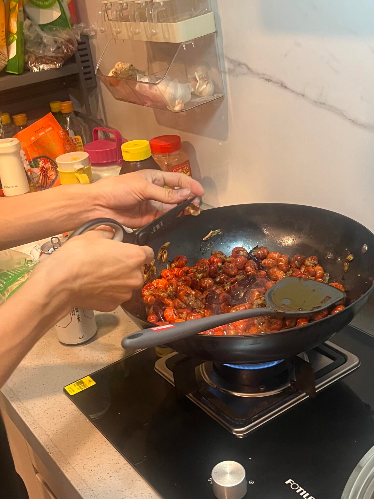 炒小龙虾的快乐谁懂啊…锅都快烧穿了