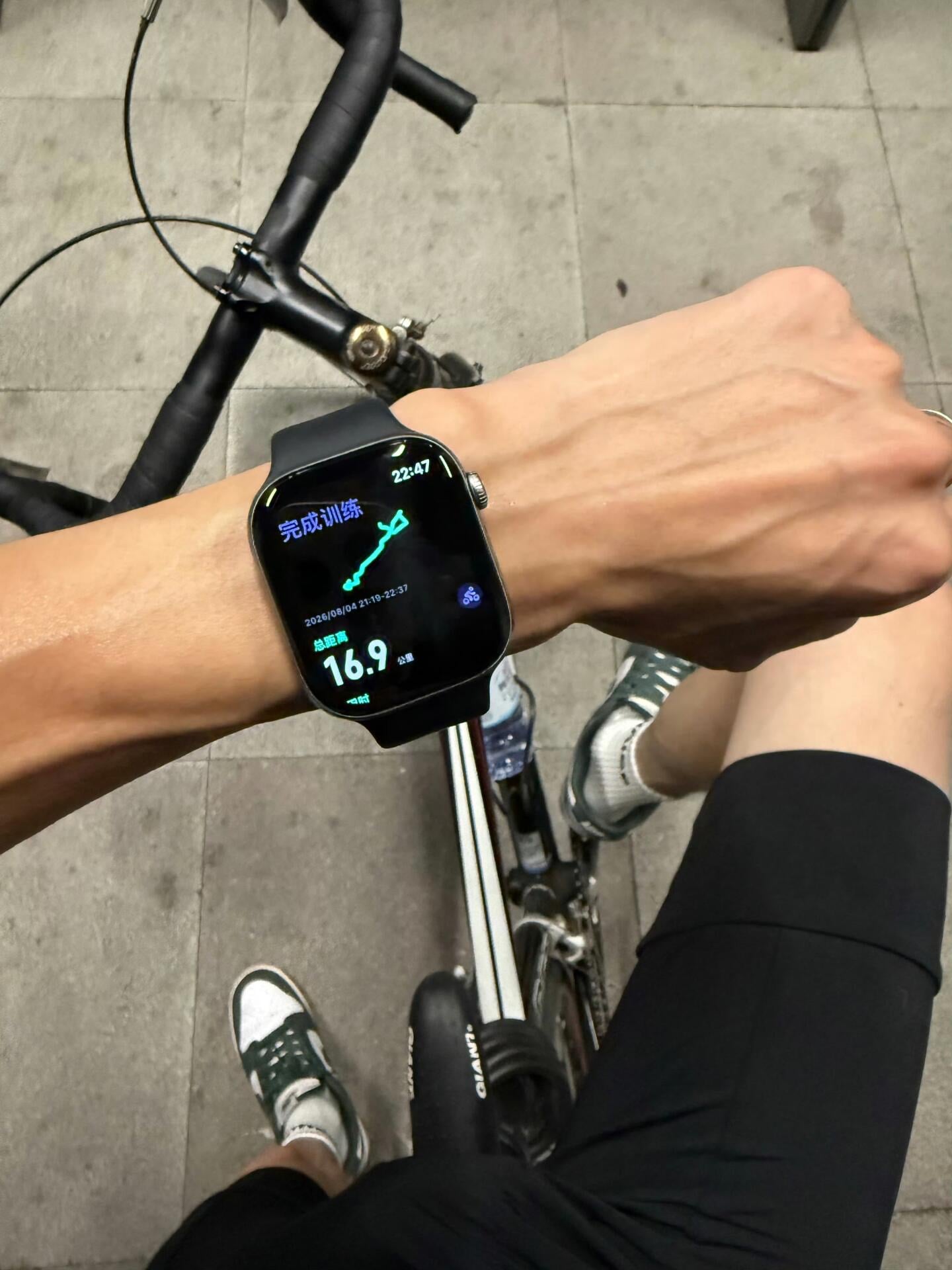 骑完16.9km，手腕还留着绿线轨迹✨