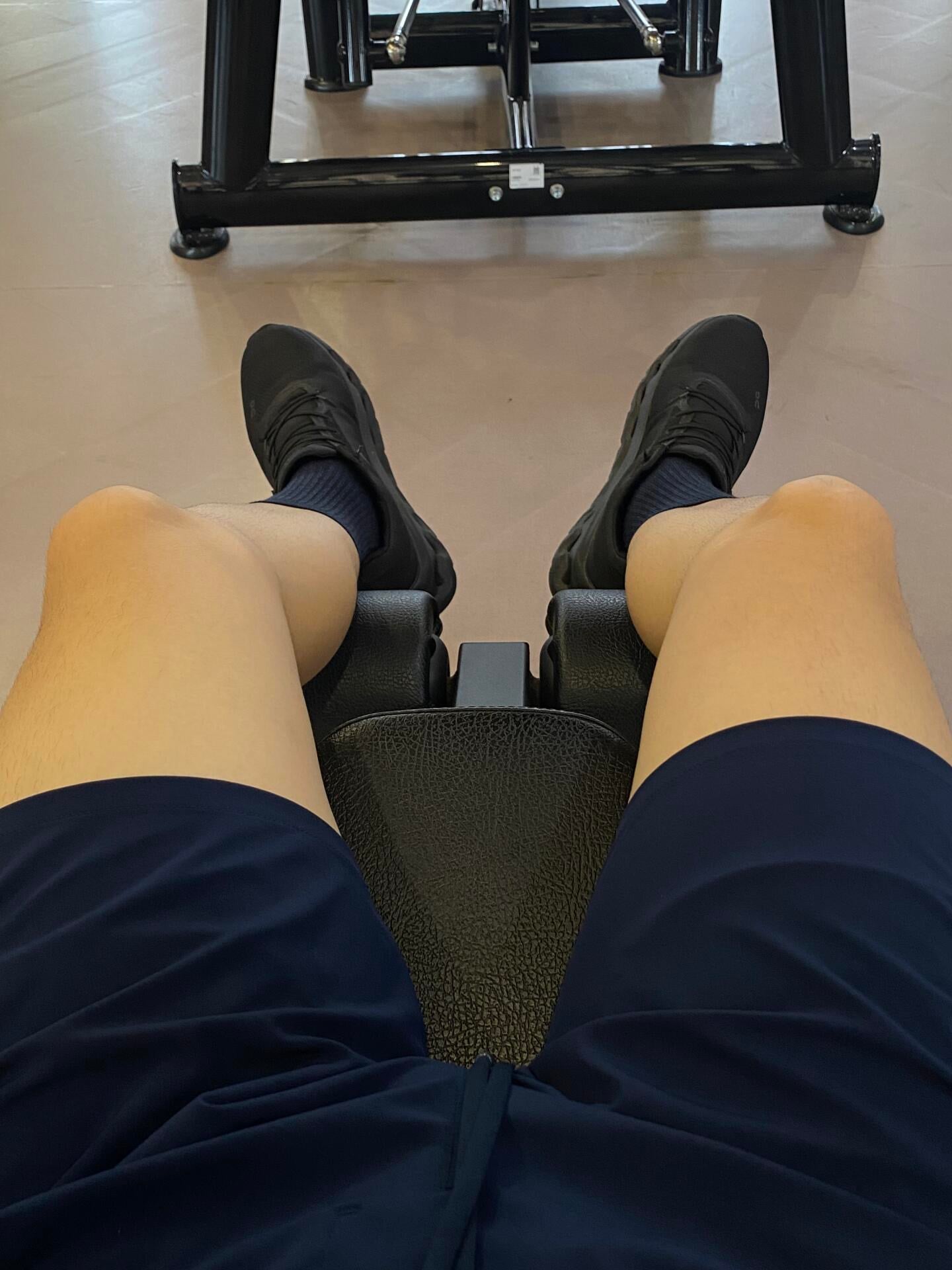 今天在健身房偷懒10分钟，腿先歇了