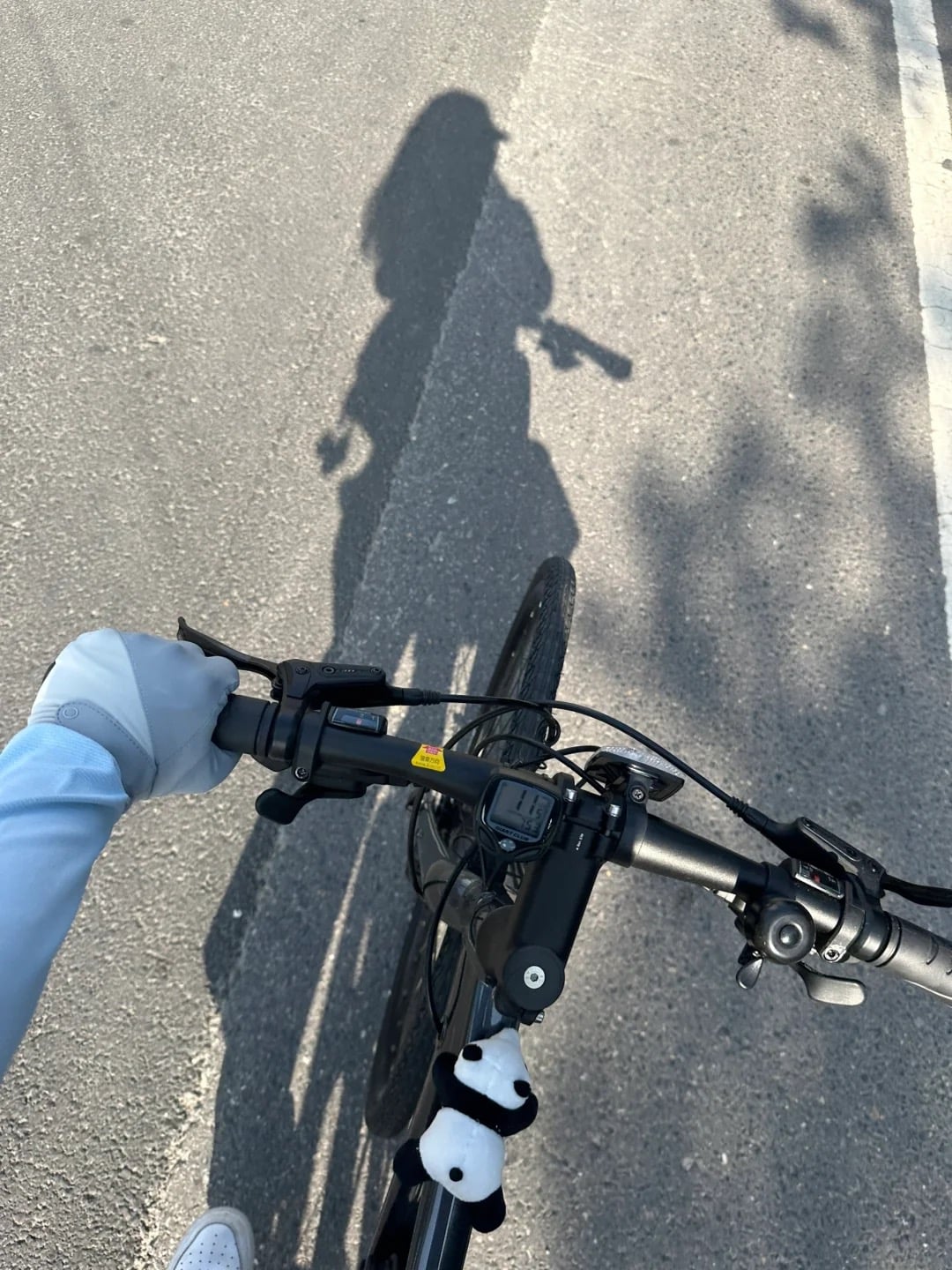 骑车时被自己的影子骗了——以为是闺蜜在拍我，其实是她自己在偷笑