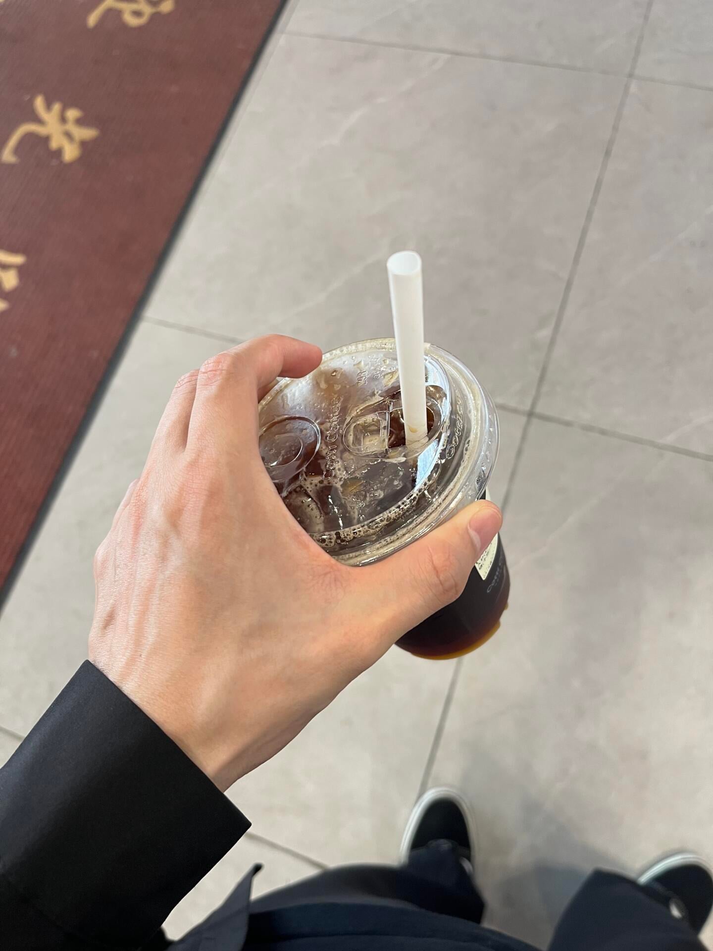 通勤路上的冰美式，喝完才想起今天是周三