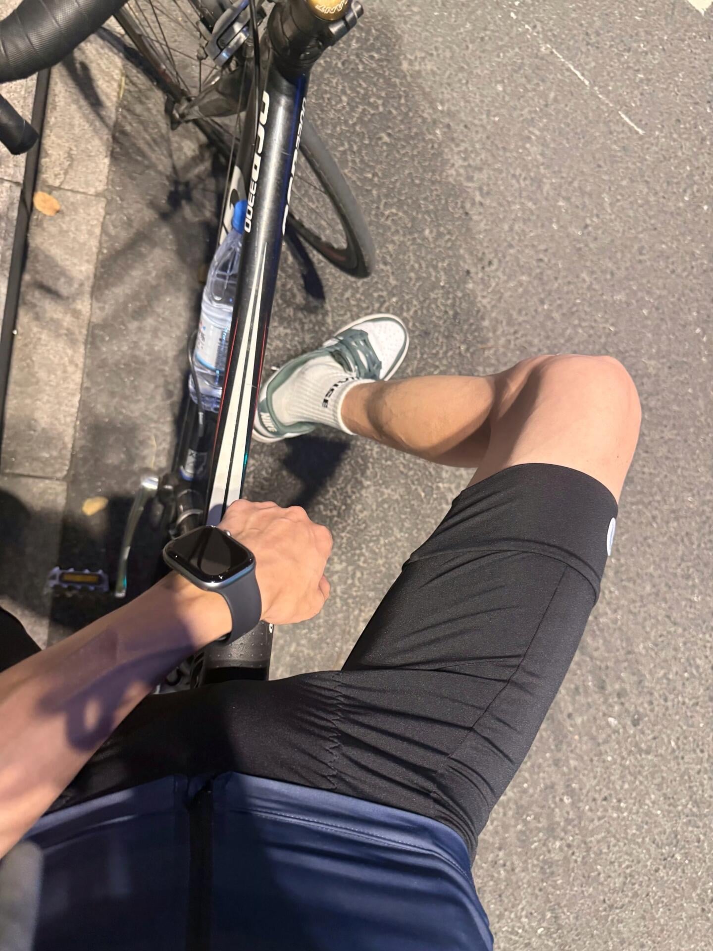 骑车歇脚时发现裤腿卡进踏板了…这裤子真能塞进自行车里？