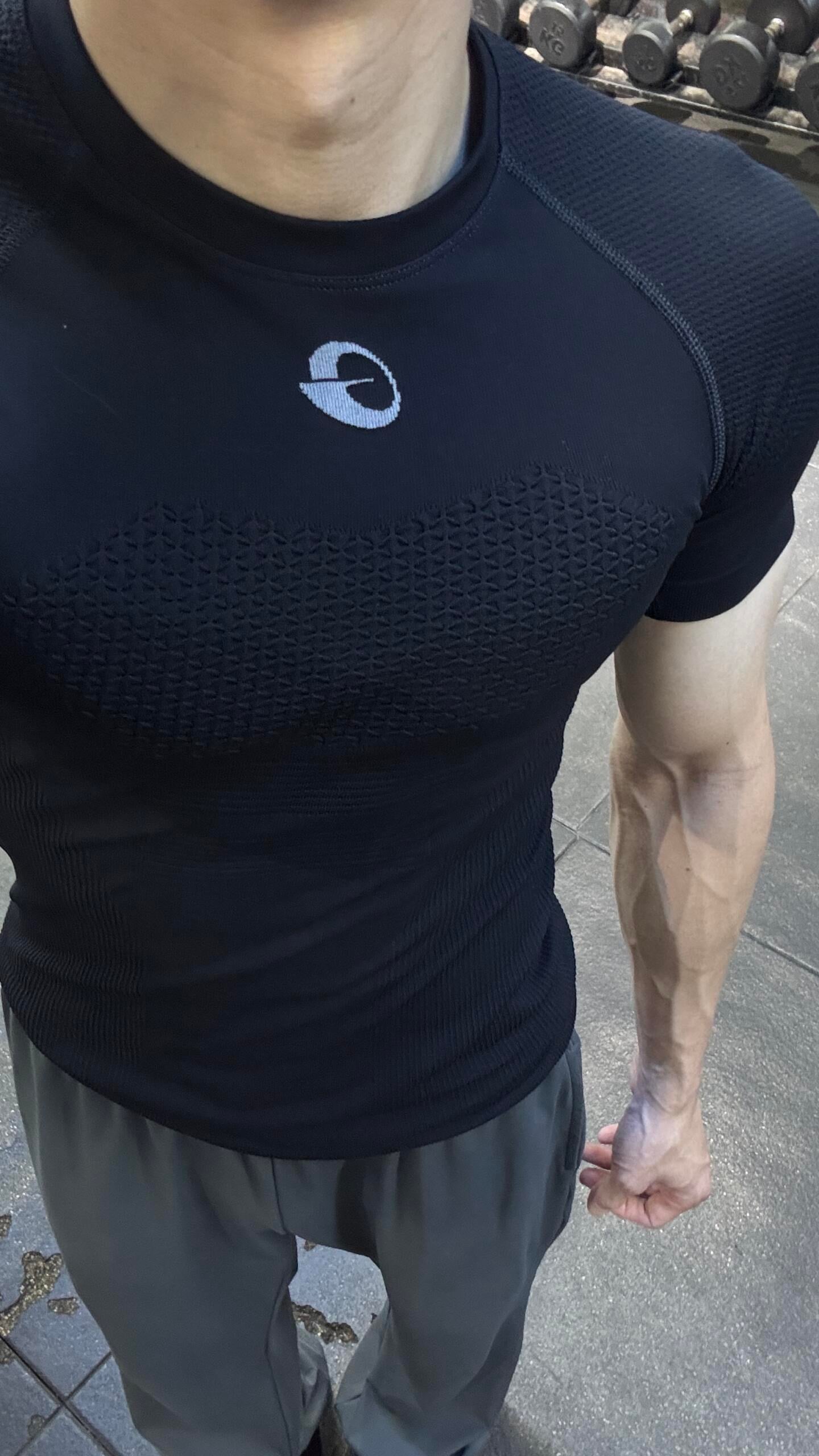 健身后摸鱼喝杯冰美式，手臂青筋都快蹦出来了