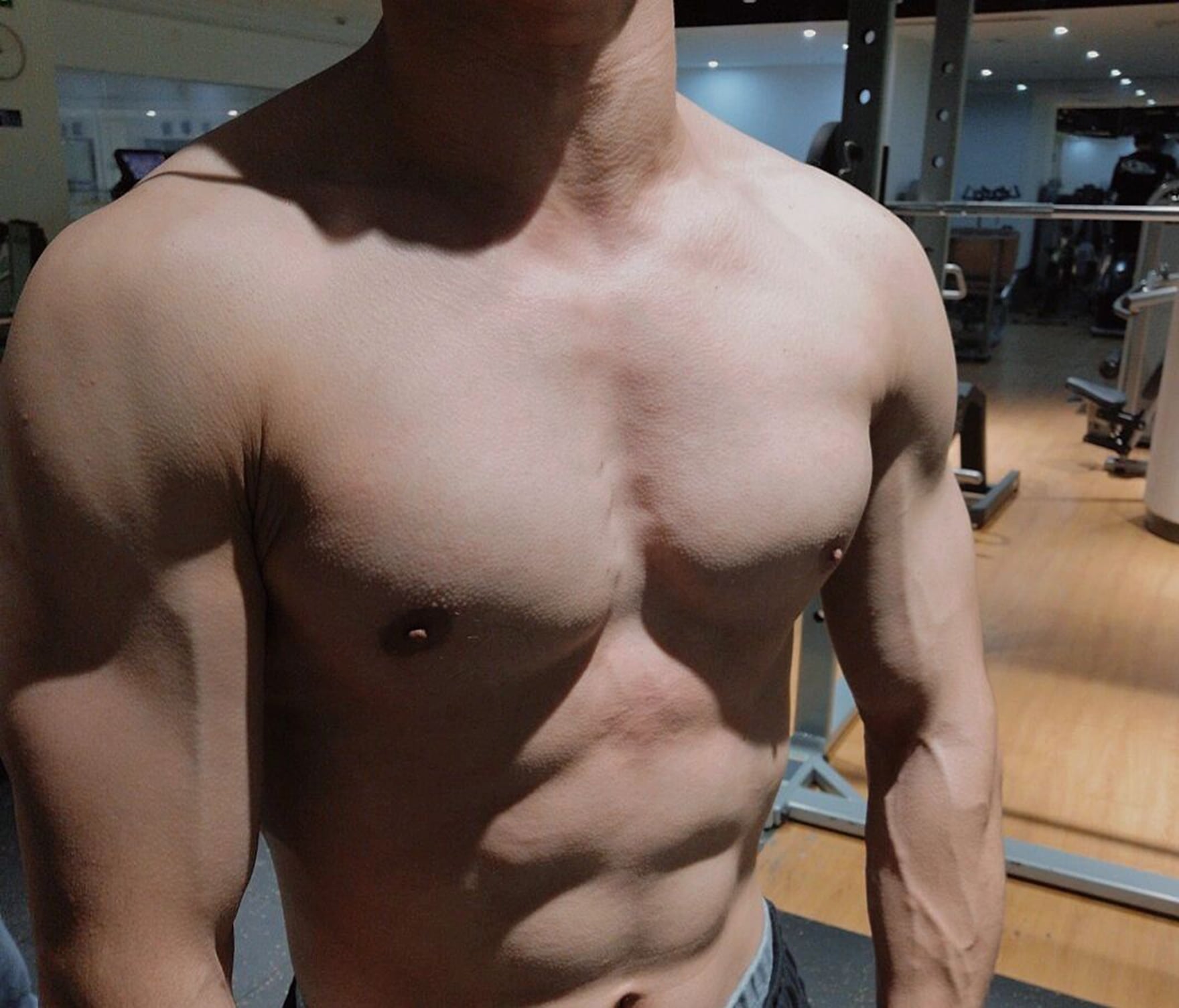 练完胸推，顺手拍了下镜子——这肌肉线条是上周那家小健身房的功劳？