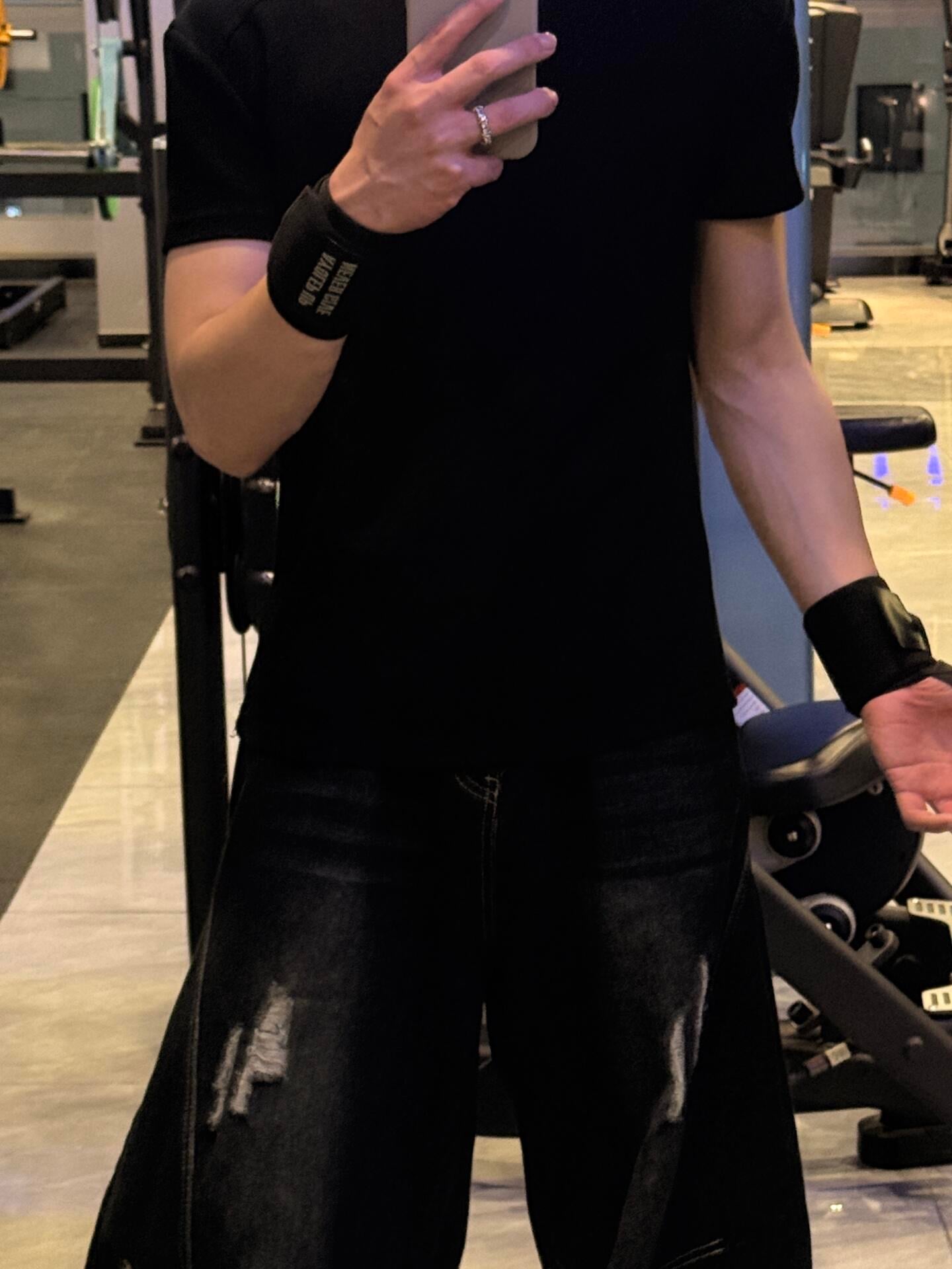 健身后摸鱼自拍，手腕带子都快掉光了