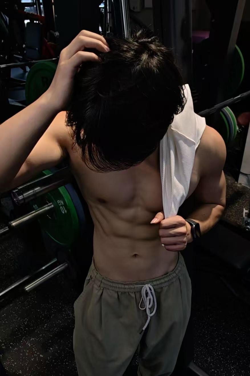 健身后头发乱成鸟窝，但腹肌是真没骗人
