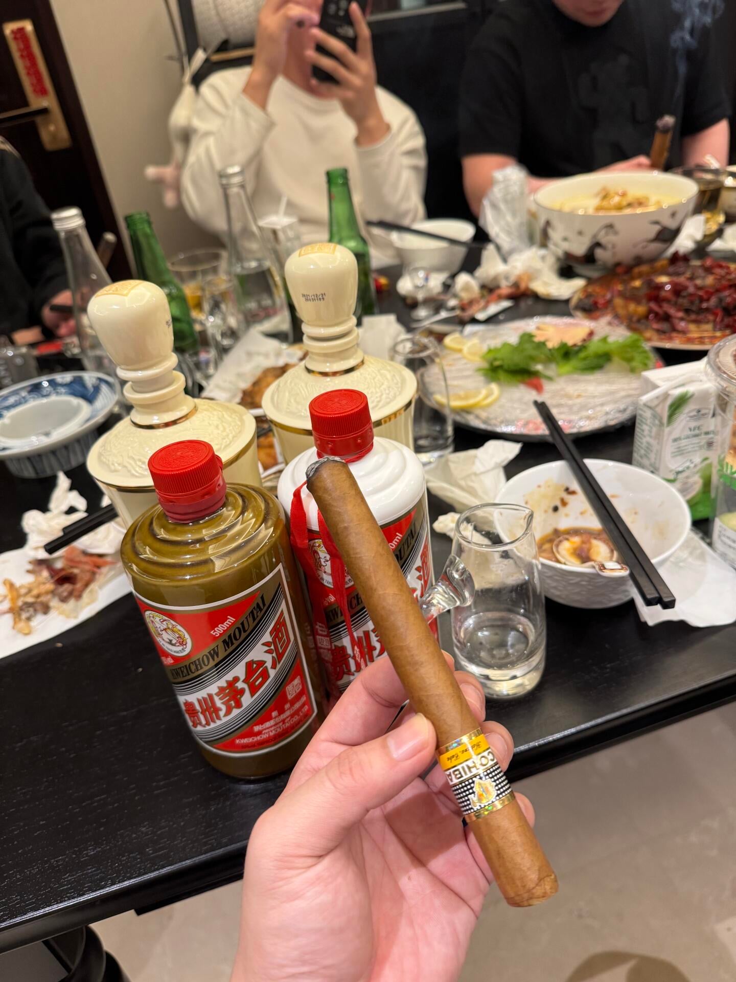 今晚的饭局：茅台+雪茄，老外看了都愣住