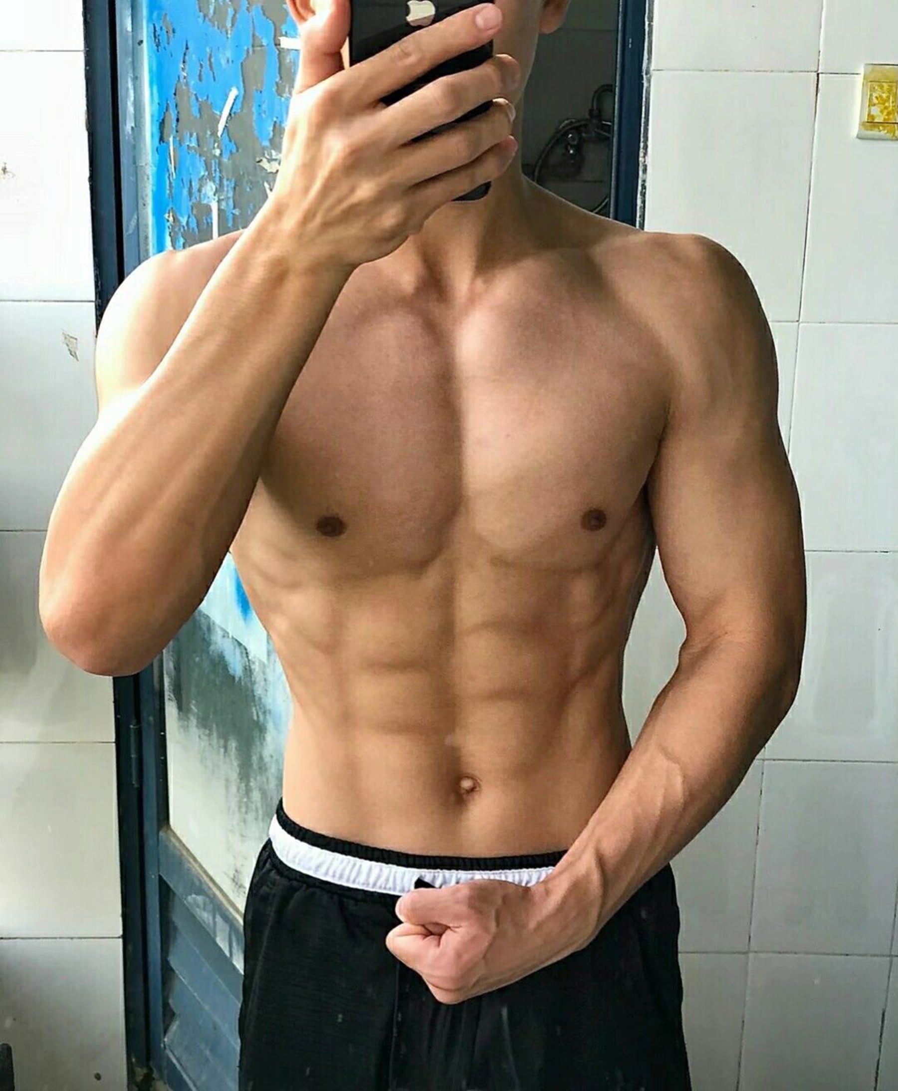 今天在浴室练完背，顺手拍了下腹肌——谁懂啊，这光线下青筋都快蹦出来了