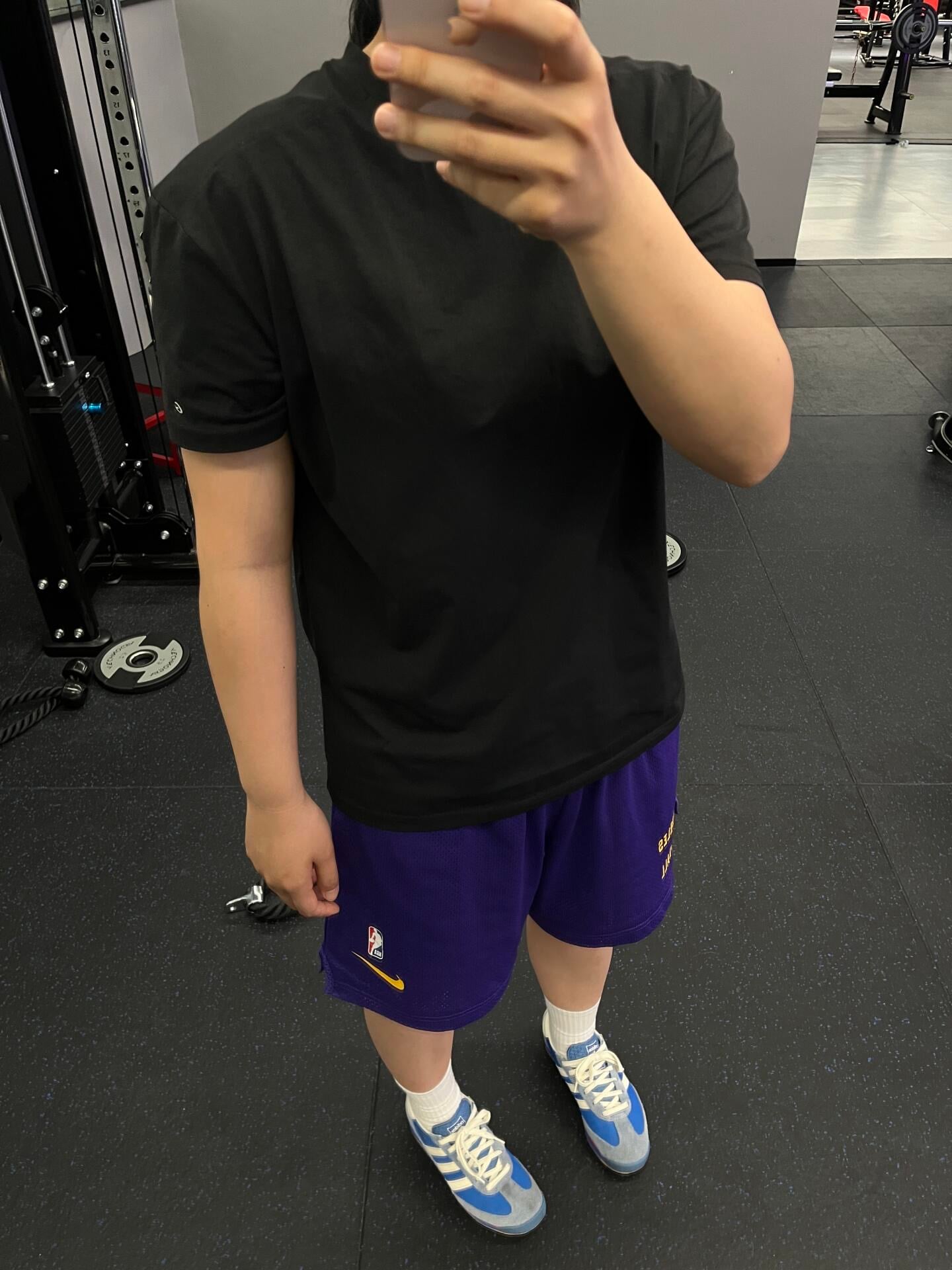 健身后随手一拍，黑T紫短裤配蓝白鞋，今天在Gym的日常