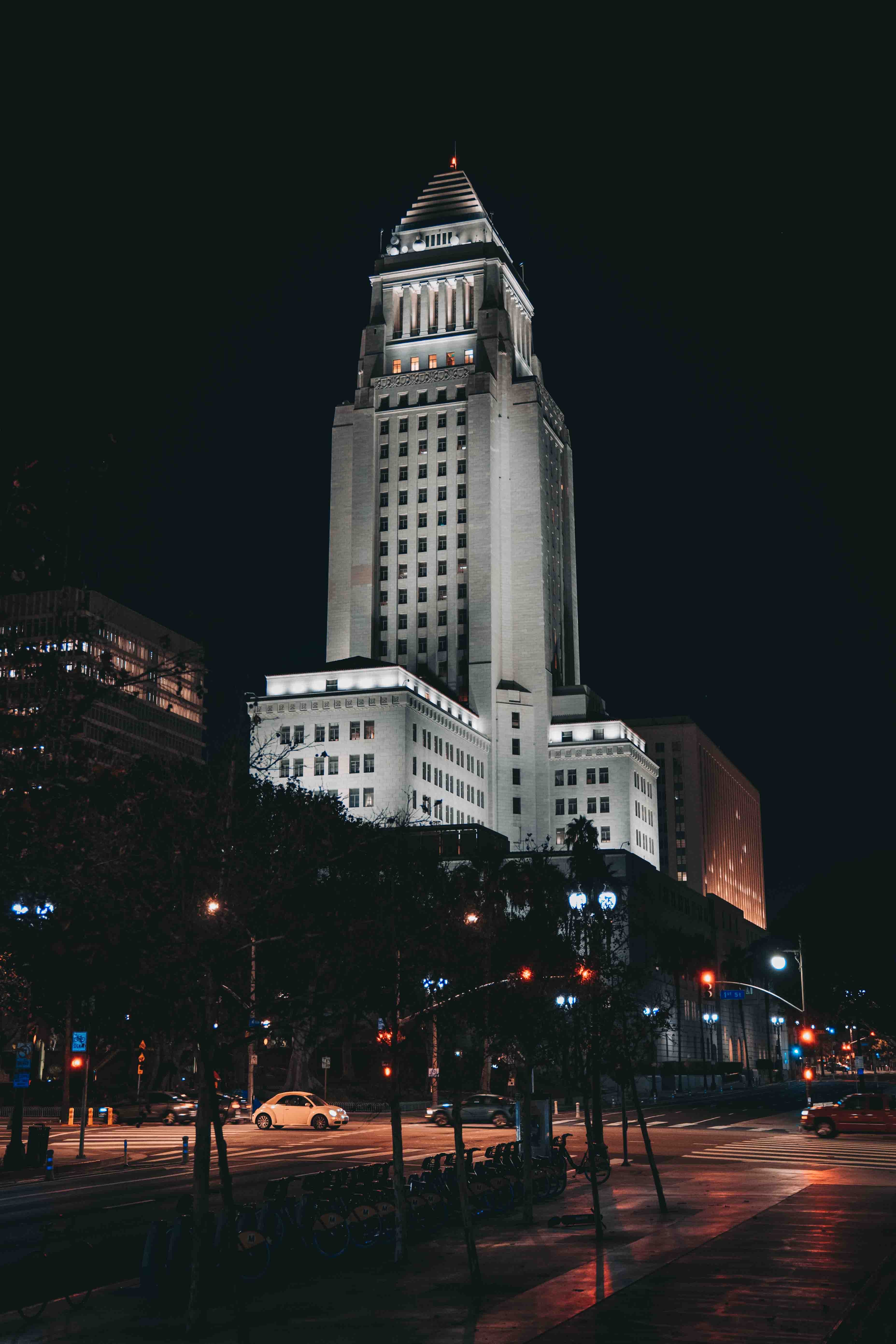 深夜路过LA市政厅，路灯把车灯染成橘子汽水色