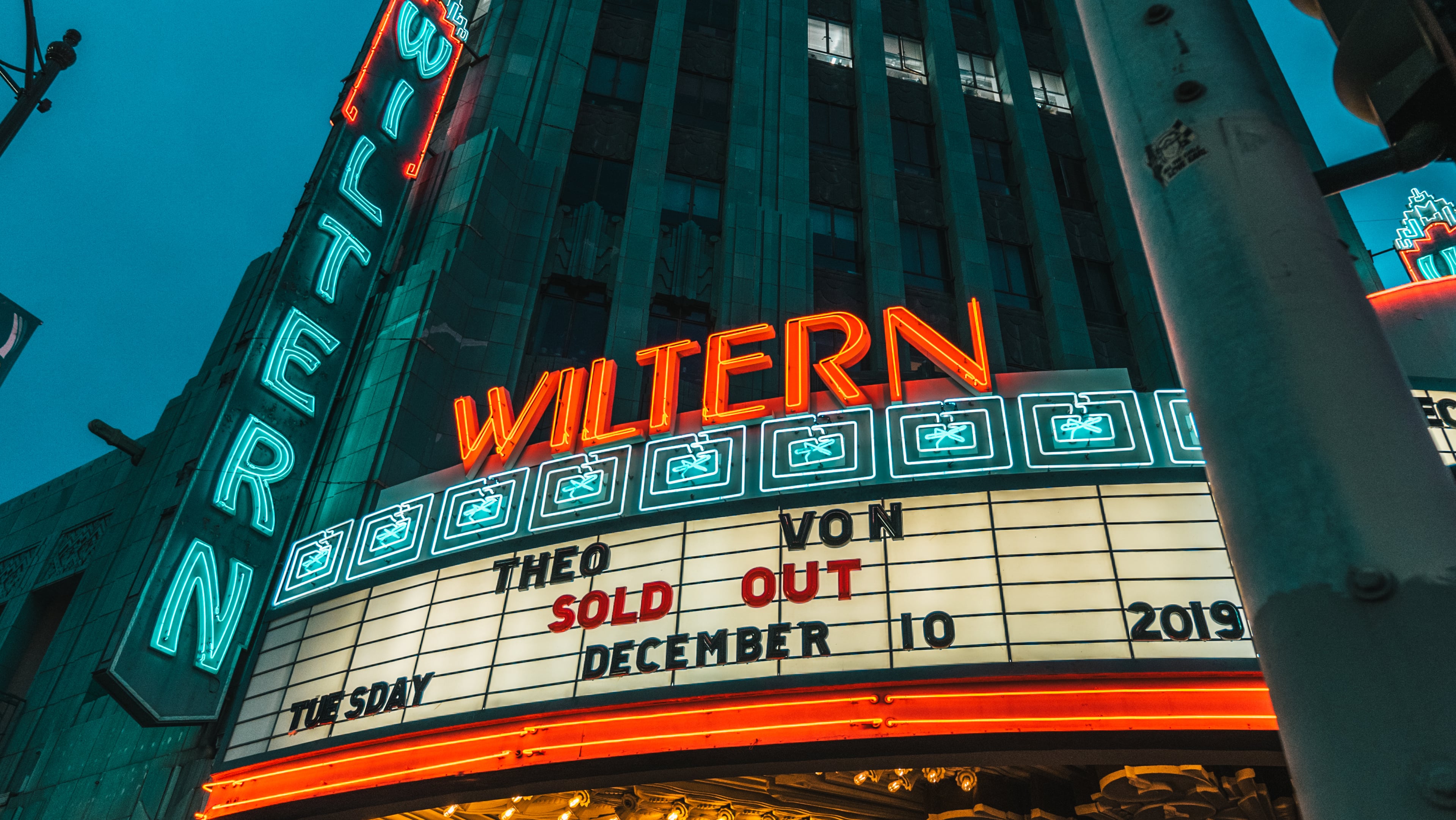 夜巡 downtown 时被这霓虹戳中——Wiltern 这栋老剧院，像颗复古糖纸裹着的梦