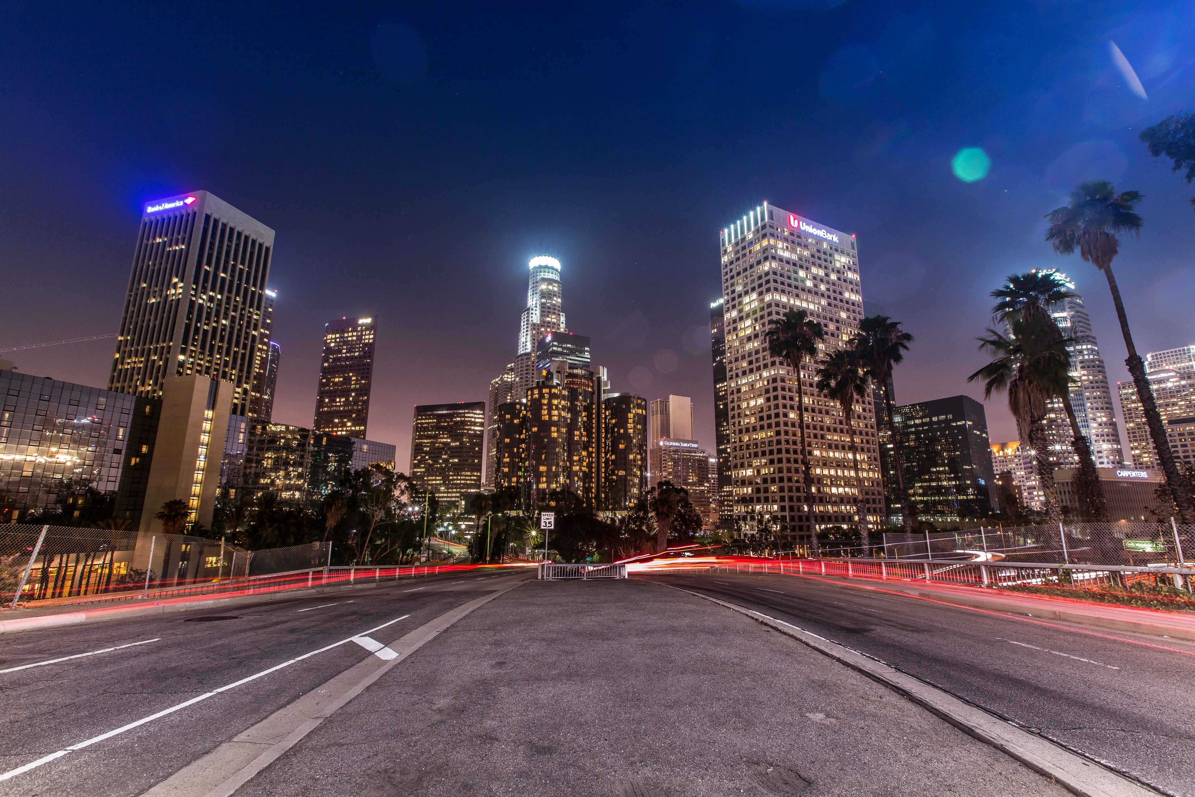深夜路过LA downtown，车灯拉成光轨像在画抽象派