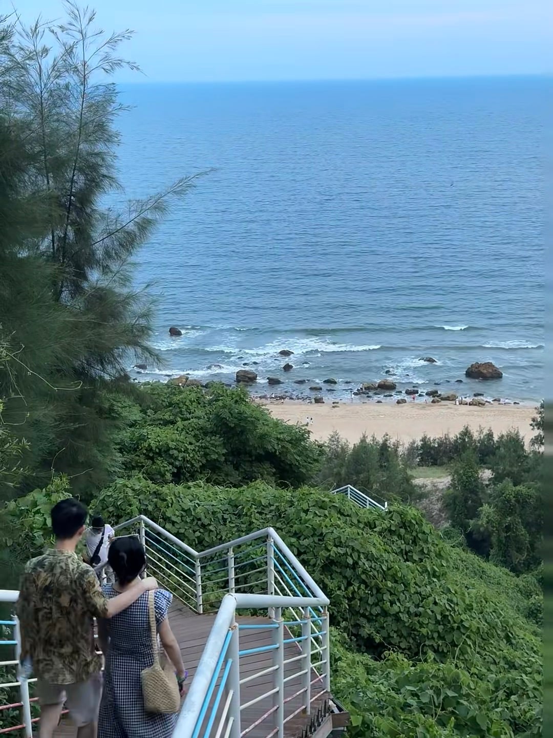 海边木栈道偶遇的黄昏，连风都带着咸味儿～