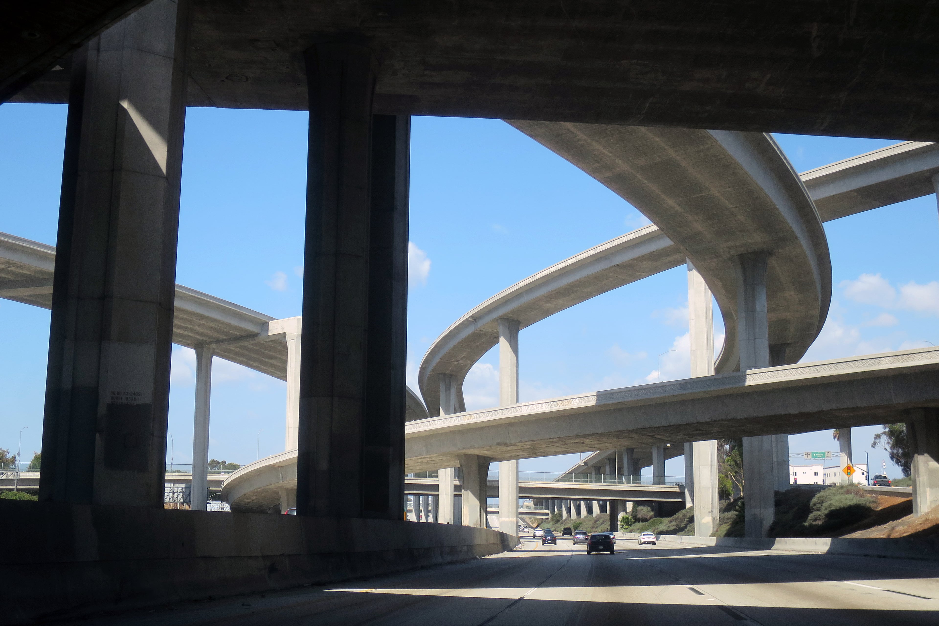 通勤路上的混凝土诗，今天在I-405和I-5的交界处被架空的天空震住