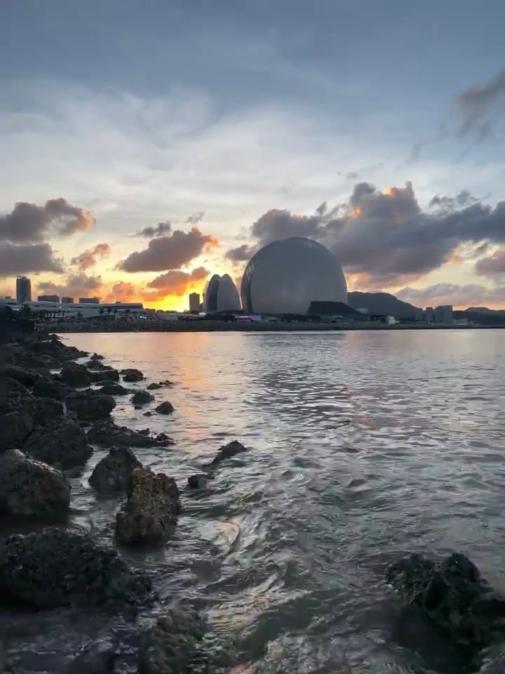 日落时分的海风，把城市轮廓吹成糖霜色