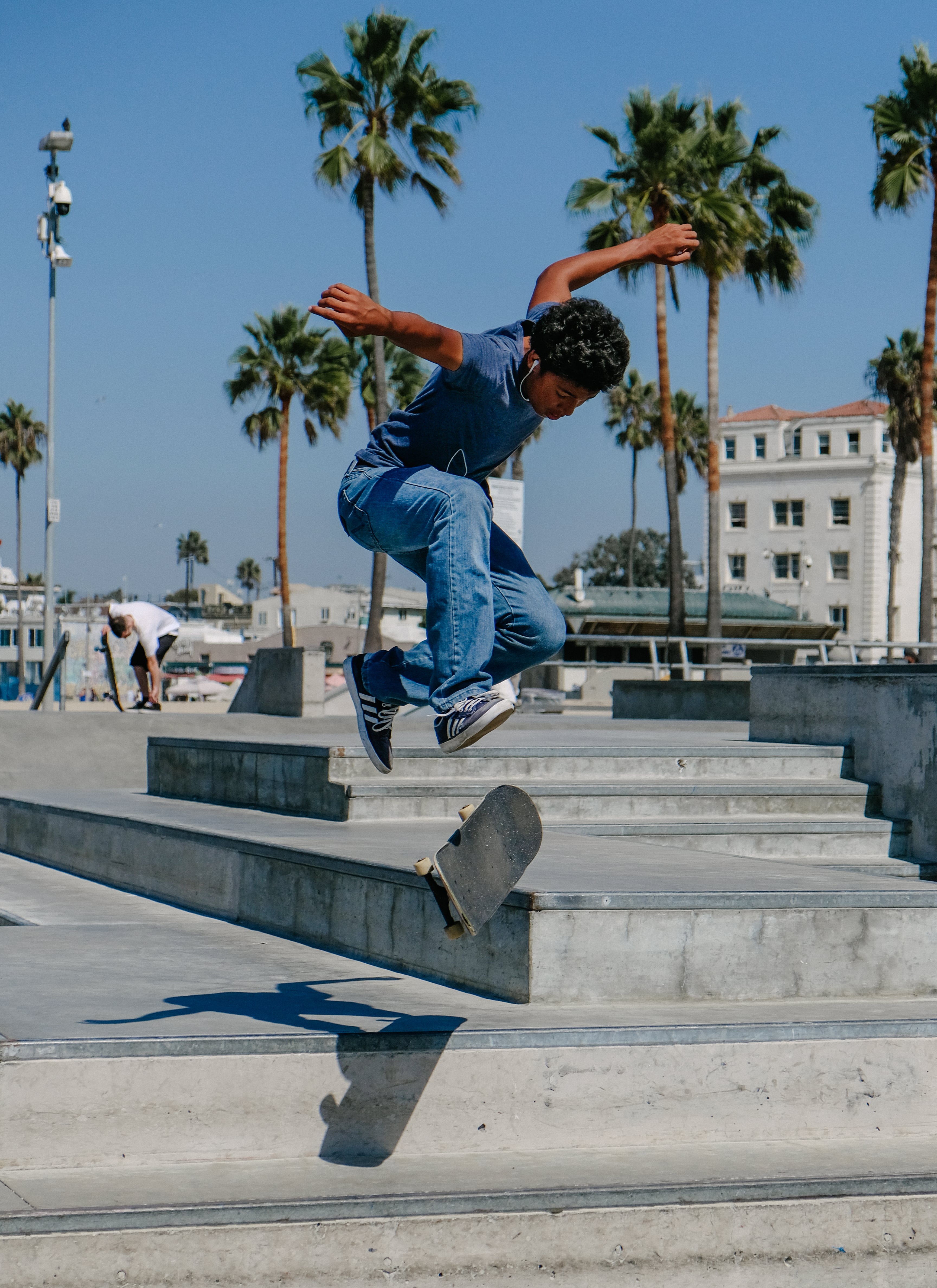 阳光、棕榈树和一记空中翻板——今天在Venice Beach的台阶上，连影子都在跟着起跳