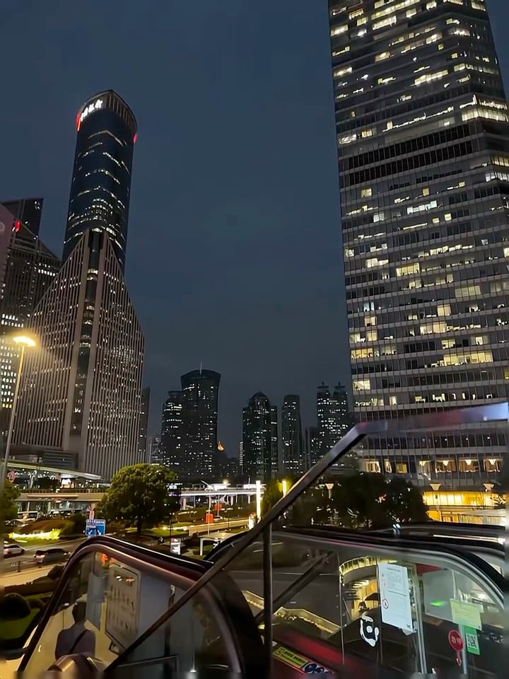 下班路上被这组摩天楼硬控30秒…通勤电车的玻璃反光里，连自己都像在拍科幻片
