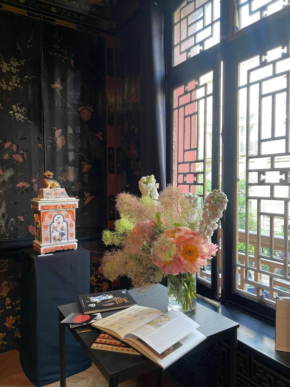 窗边一隅，花与古董的静默对话｜巴黎老宅里的午后光斑