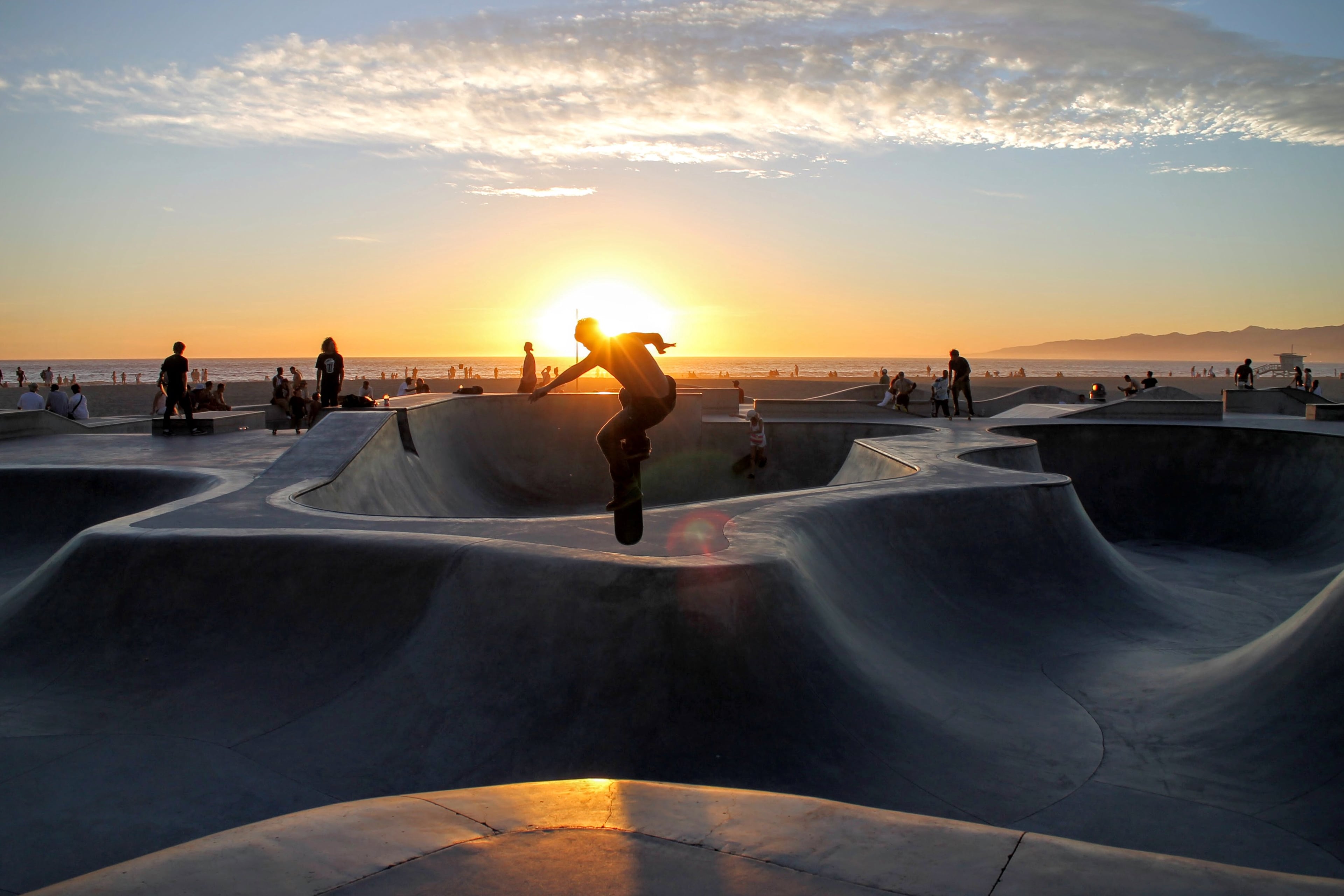 夕阳把滑板手焊在半空了…今天在Venice Beach Skatepark，连影子都自带光效