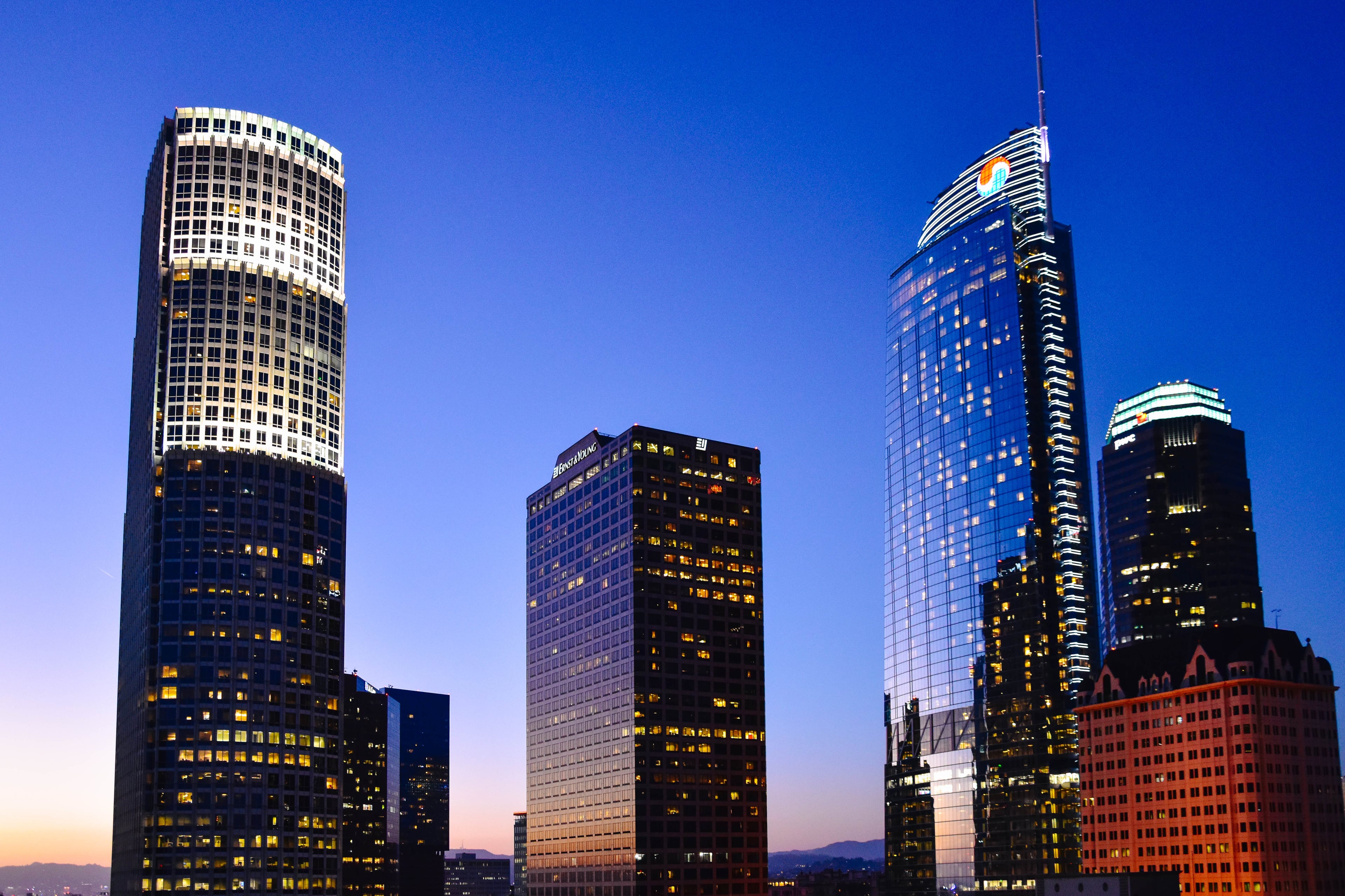 黄昏的LA天际线，路过U.S. Bank Tower时总想多看两眼