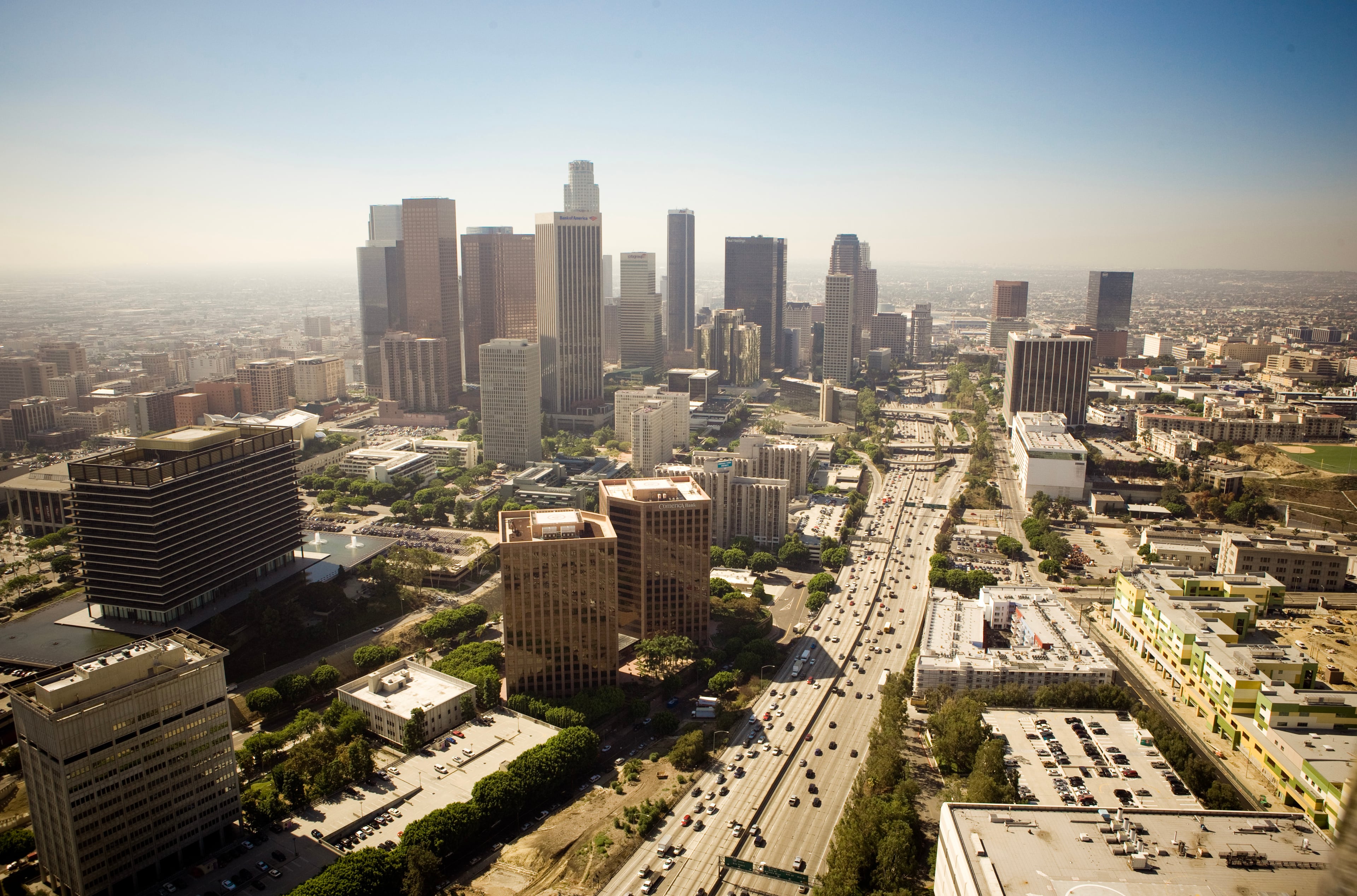 LA downtown通勤日，高速车流像熔化的巧克力