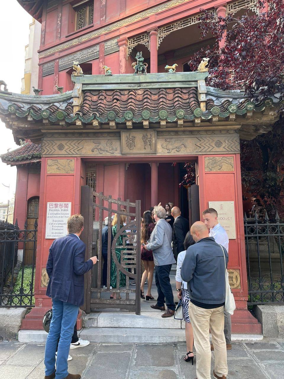 巴黎街角的红墙绿瓦，像闯进了一本老杂志