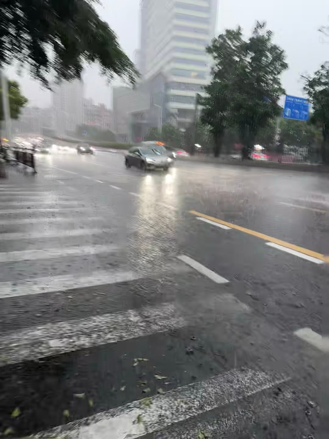 雨天通勤的暴击，车窗上全是水珠像在拍电影