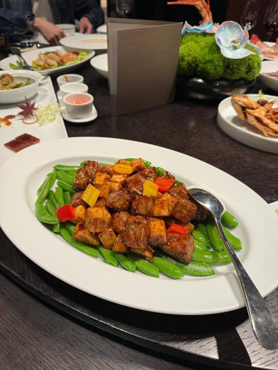 今天在老城区那家藏得超深的粤菜馆，被这道豆腐烧牛腩戳中了——甜咸刚好，豆苗脆生生的，连勺子都舍不得放下来