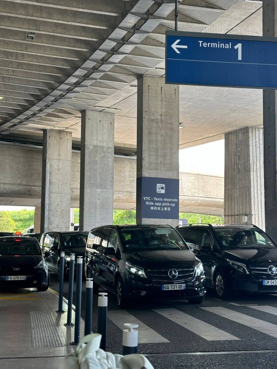 在机场VTC区等车，黑奔驰队列比高铁还整齐