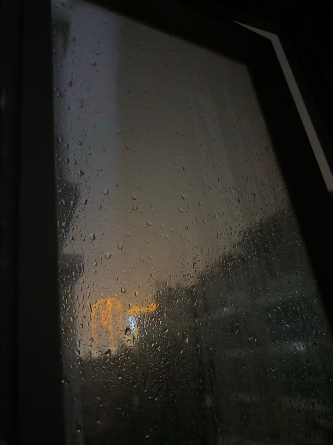 雨夜窗景，像把整个城市关在玻璃后面了