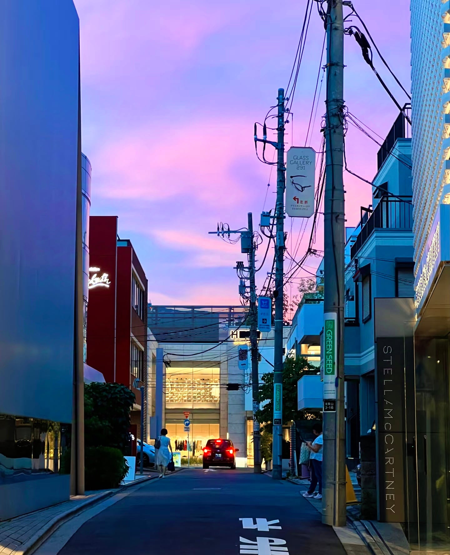 傍晚的紫霞把整条街染成奶油色 🌇