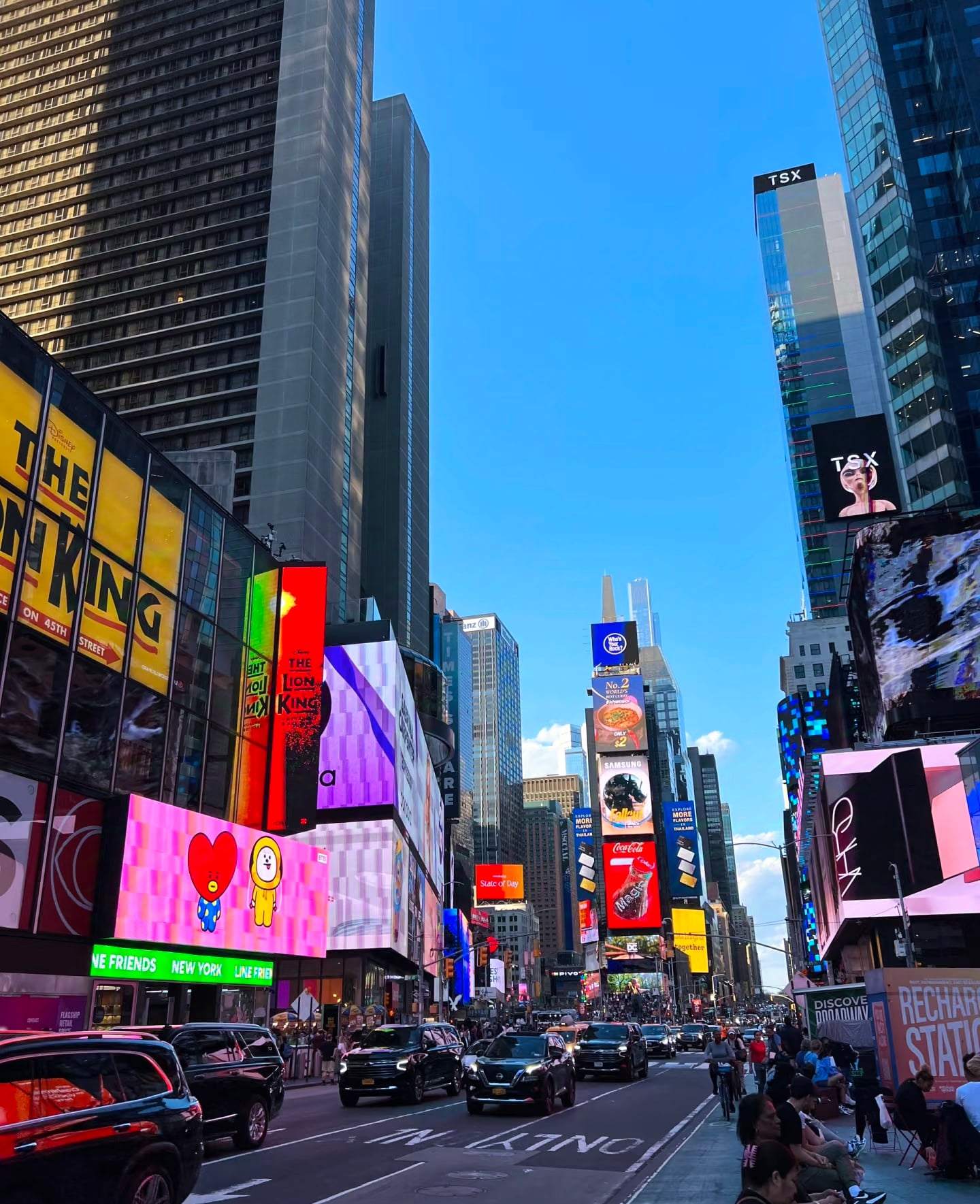 纽约街头随手拍｜今天在Times Square被BT21和狮子王广告围攻了