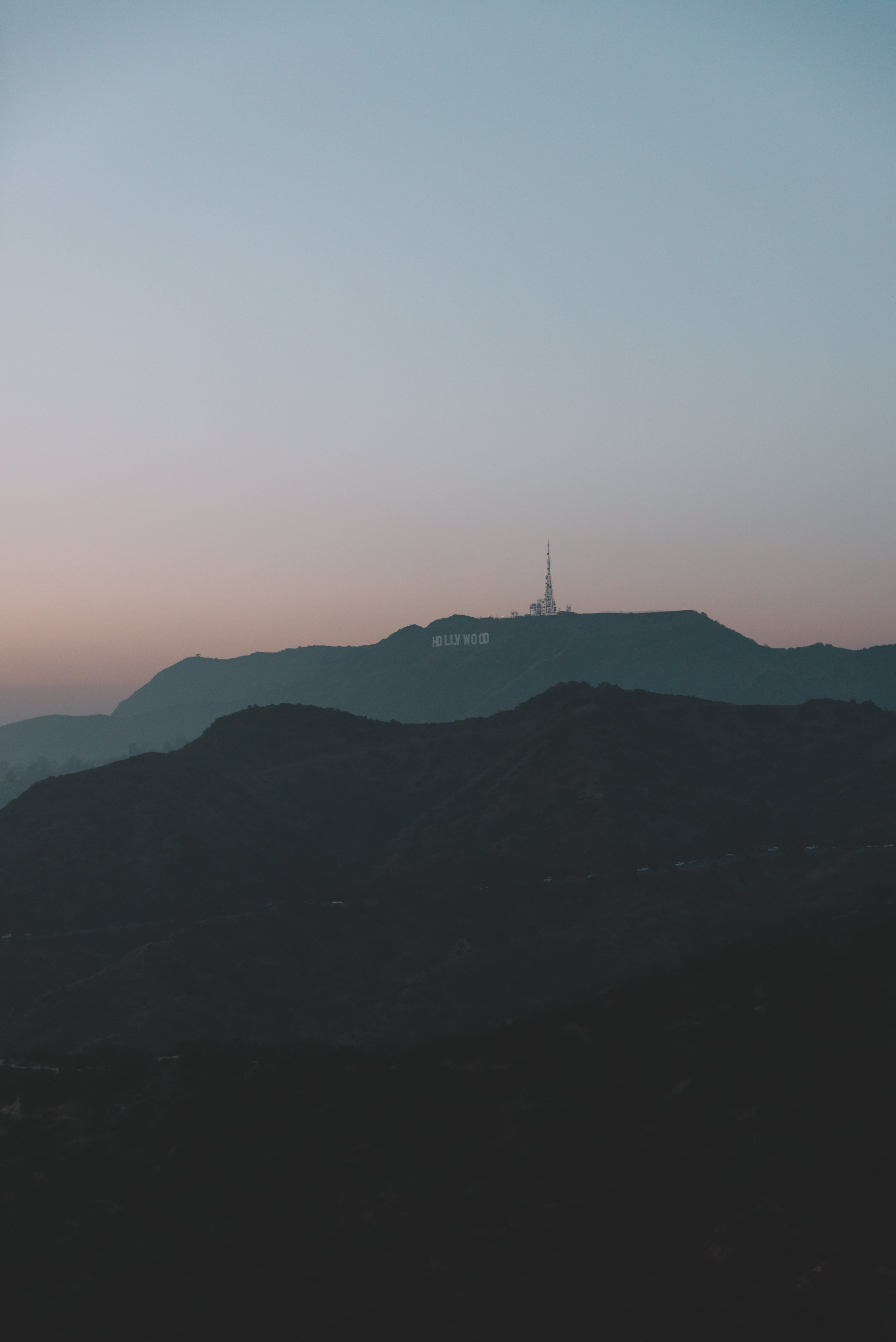 黄昏时分的Hollywood山，信号塔比字母更亮✨