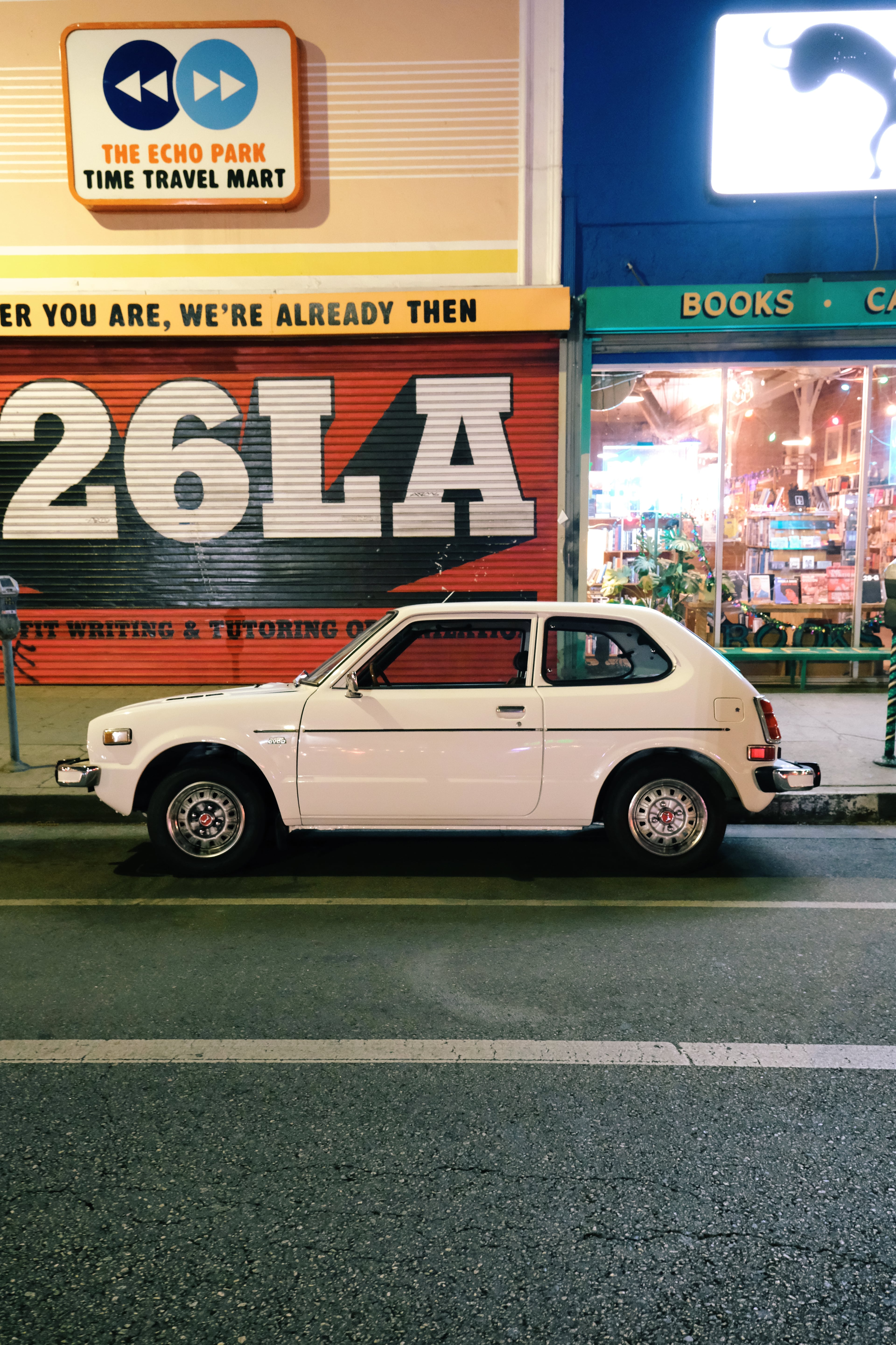 夜街偶遇一辆白小车，像从80年代开出来的