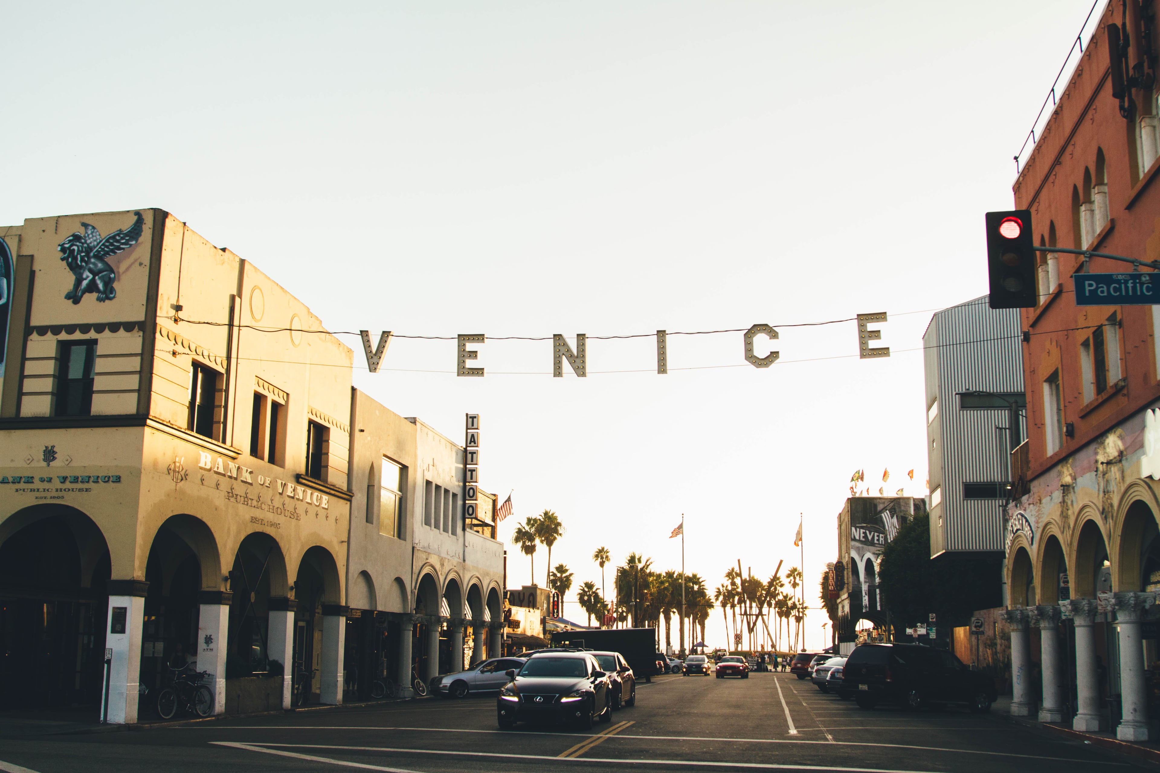 傍晚的Venice Beach街口，车流慢下来的时候连影子都拉长了