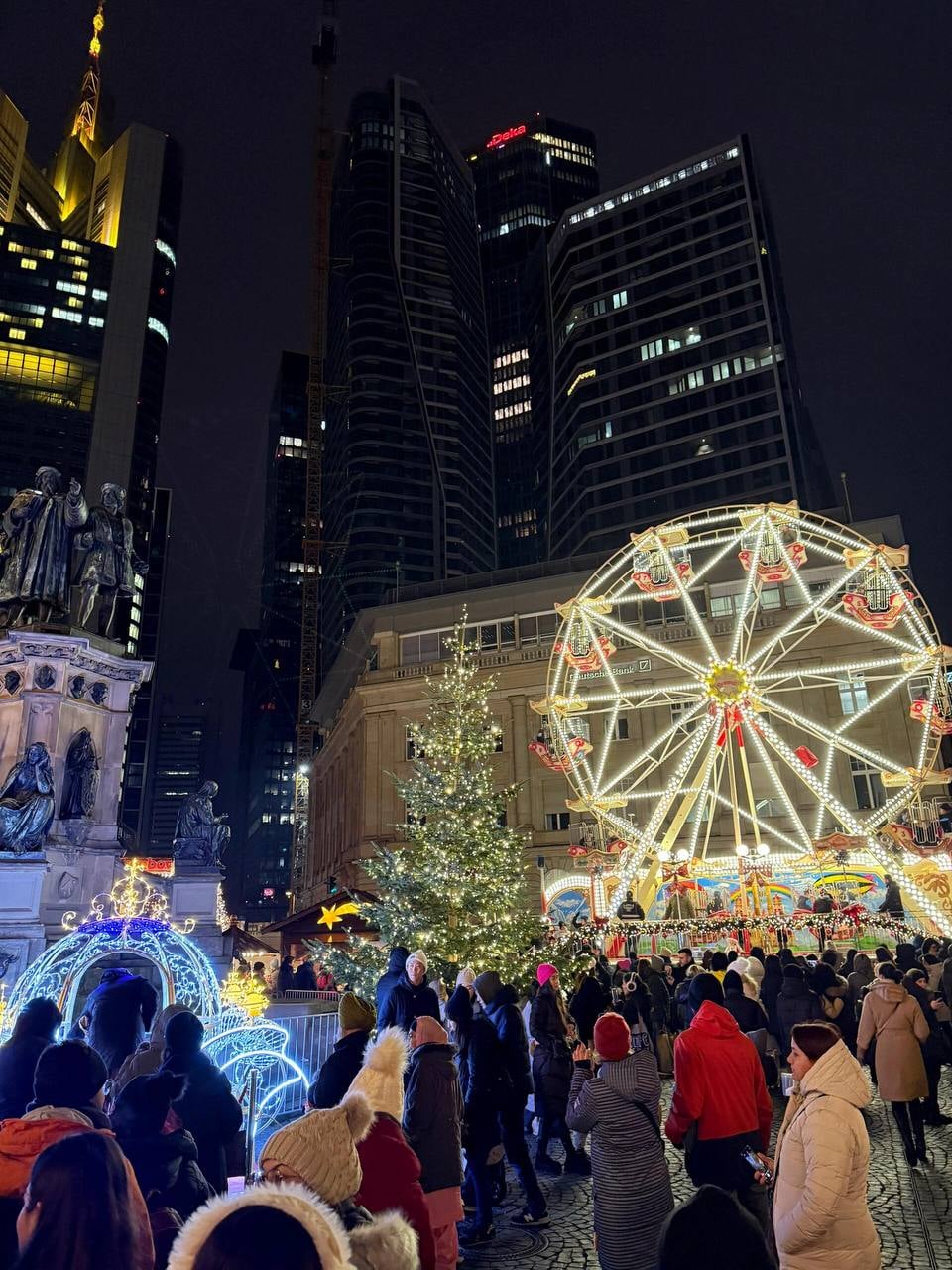 Frankfurt 的圣诞夜，摩天轮亮得像把星星吊在了半空