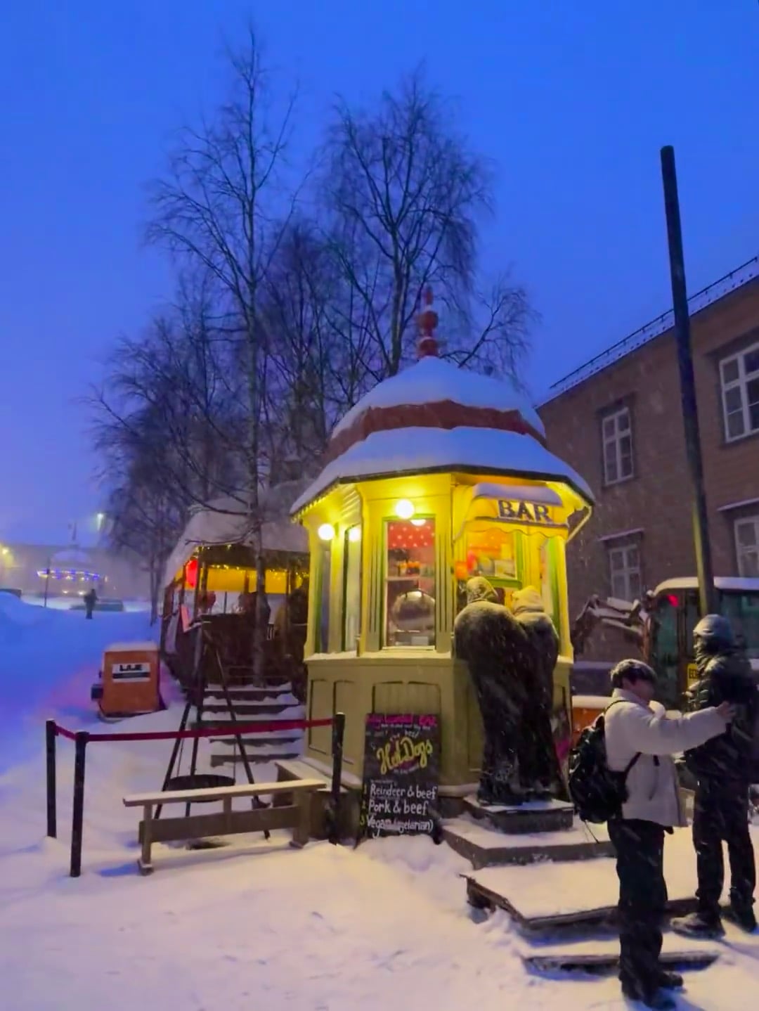 雪夜街角小巴台，热狗香混着雪花味儿～