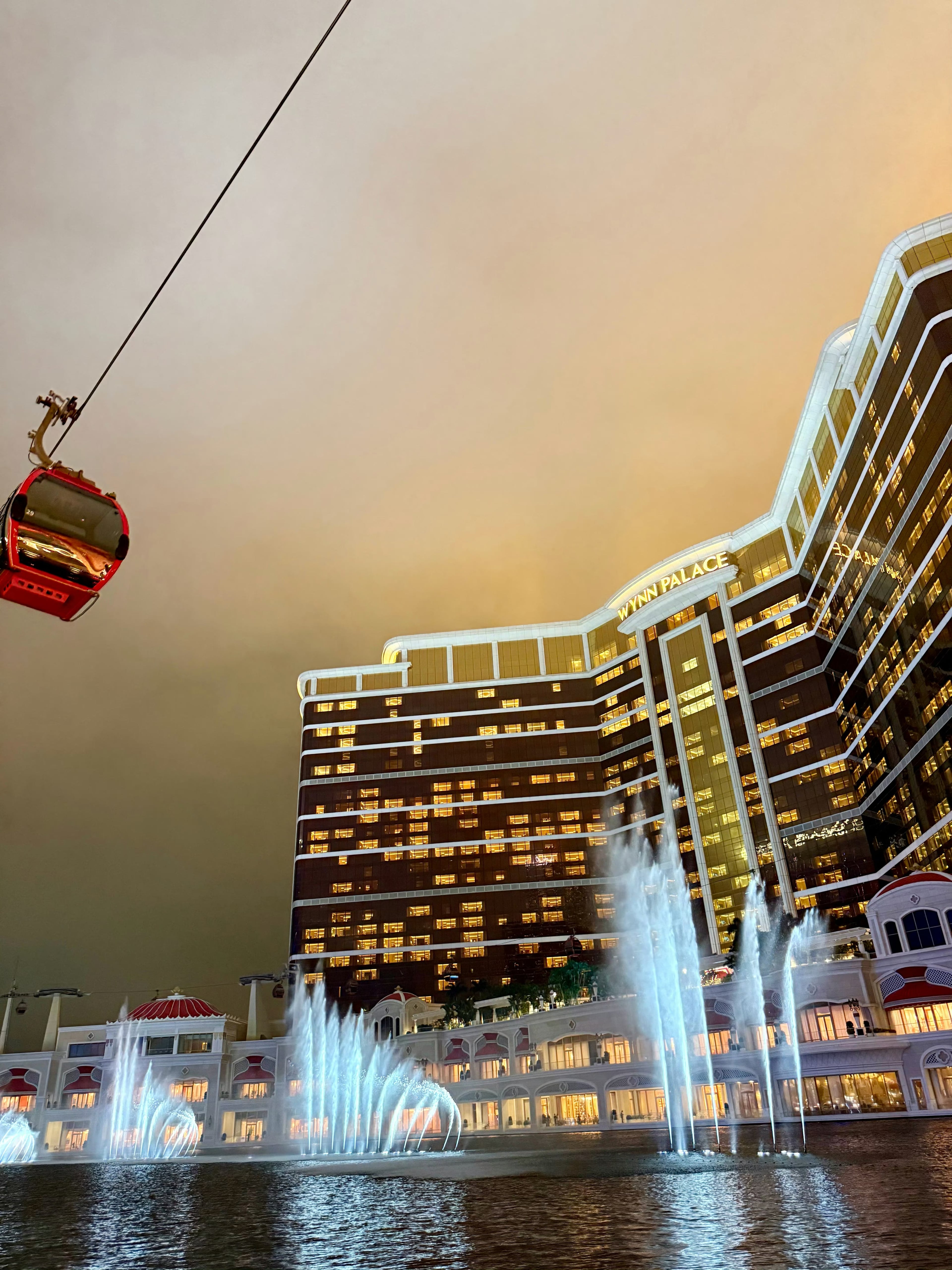 晚上路过Wynn Palace，天居然是橙的