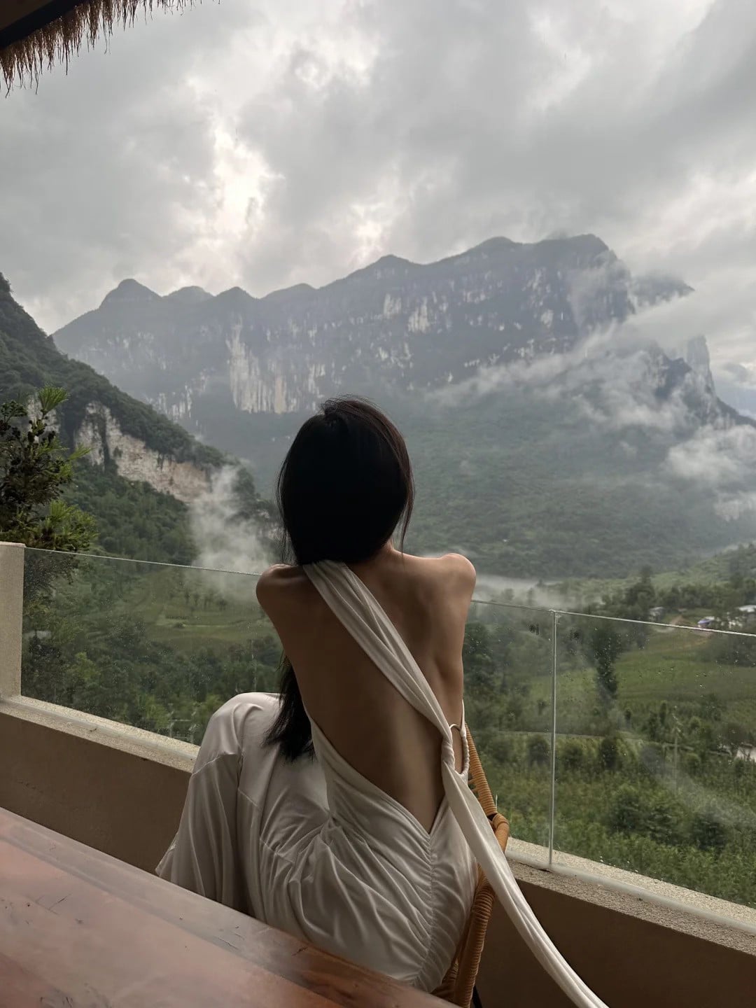 穿露背裙进山我图啥啊